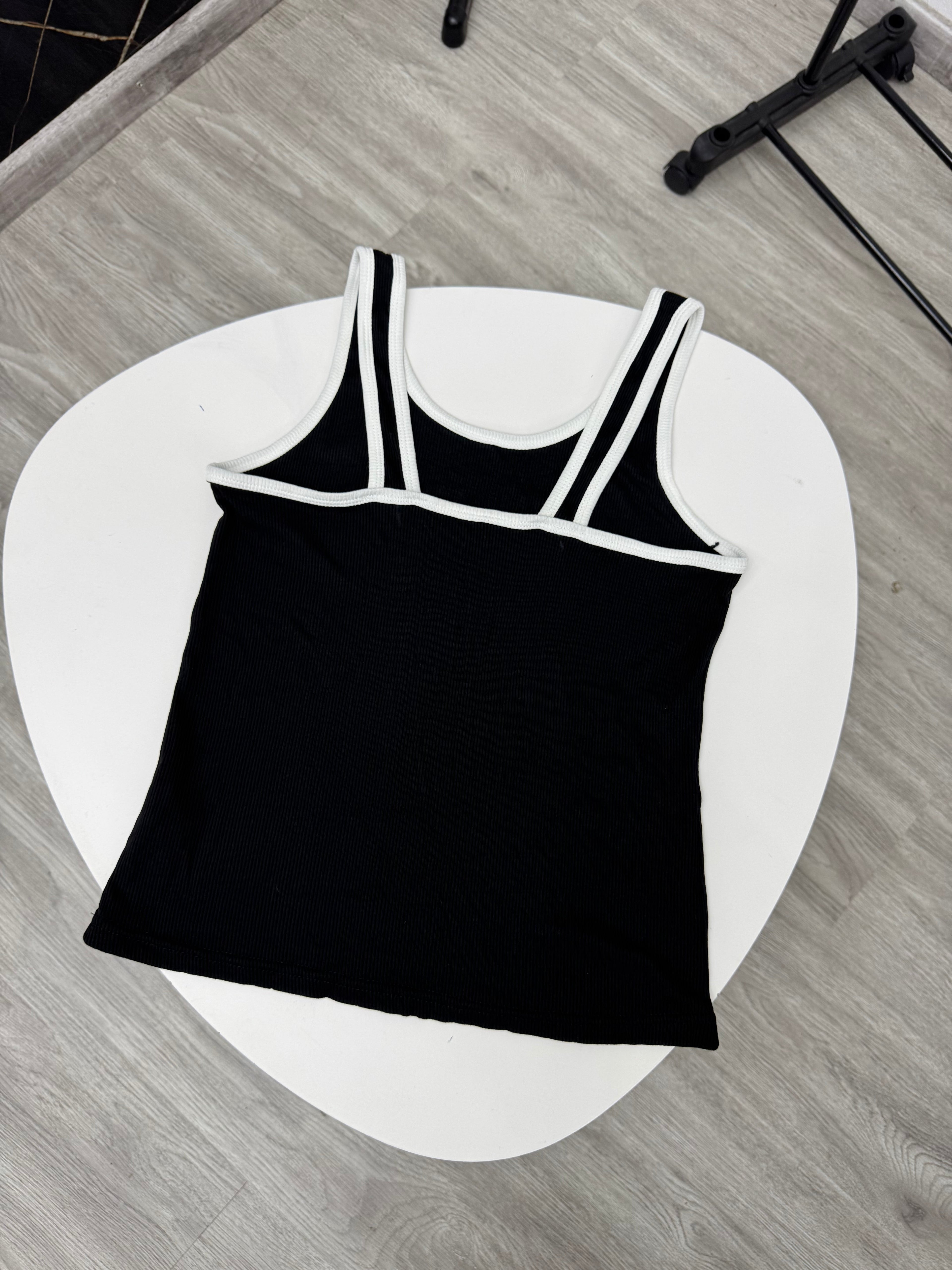 Top musculosa negro con blanco