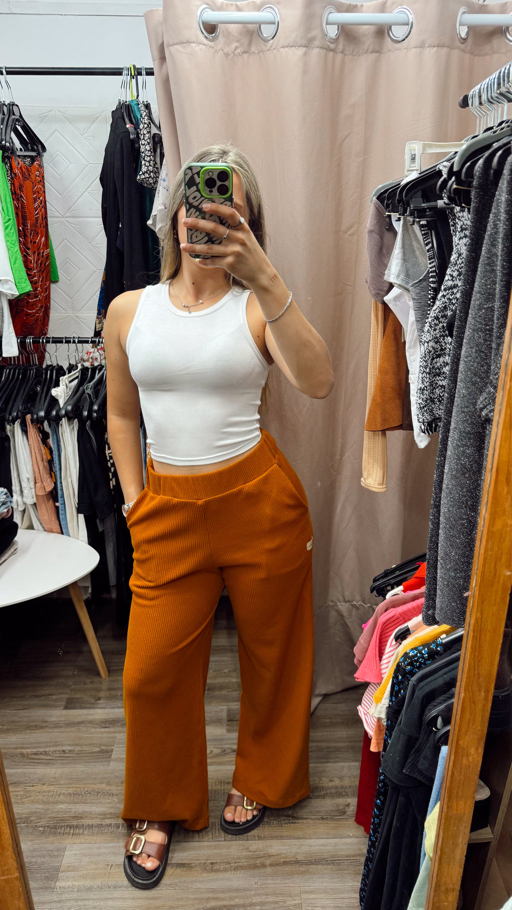 Pantalón de tela mostaza