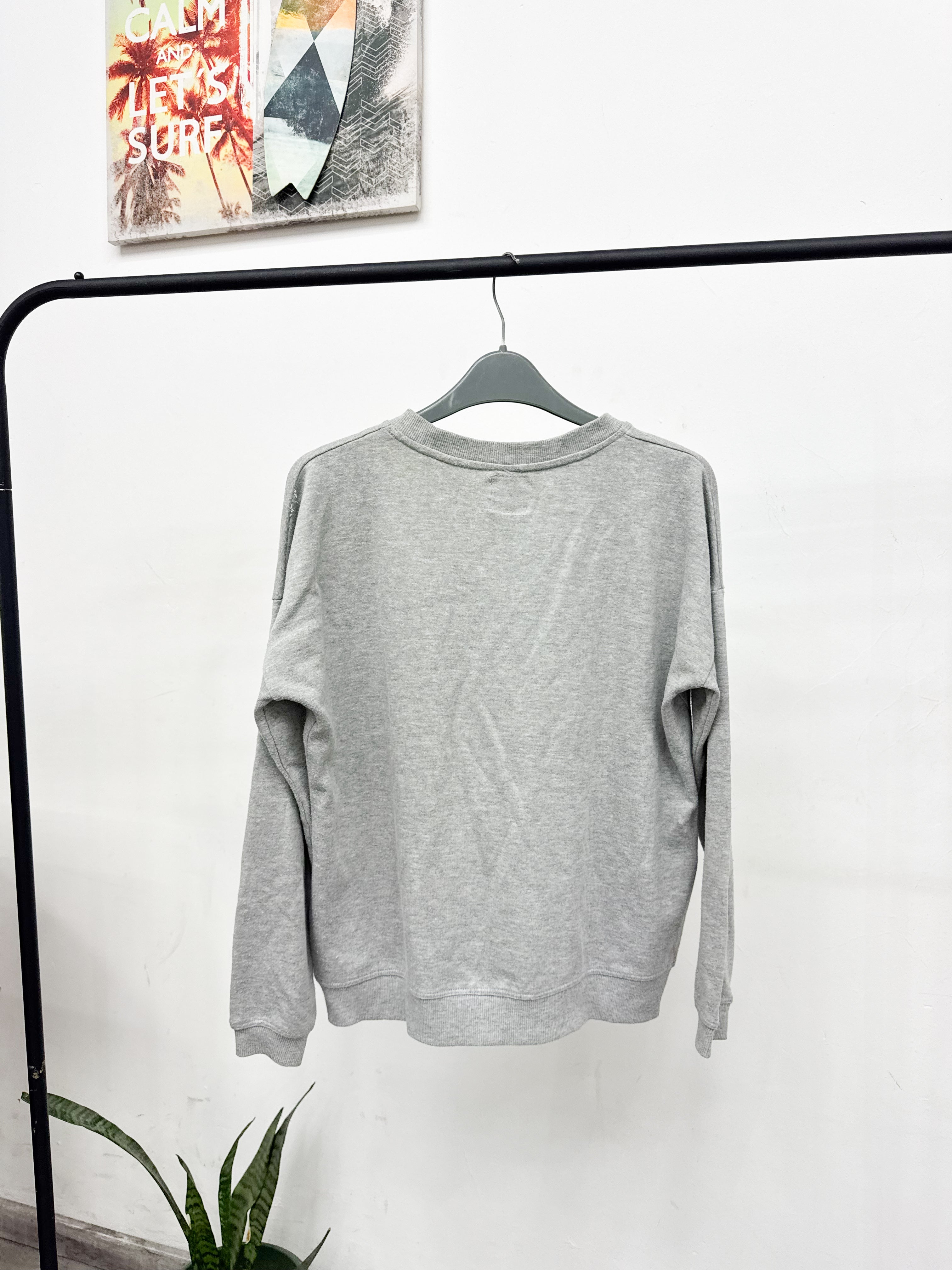 Buzo gris con flores