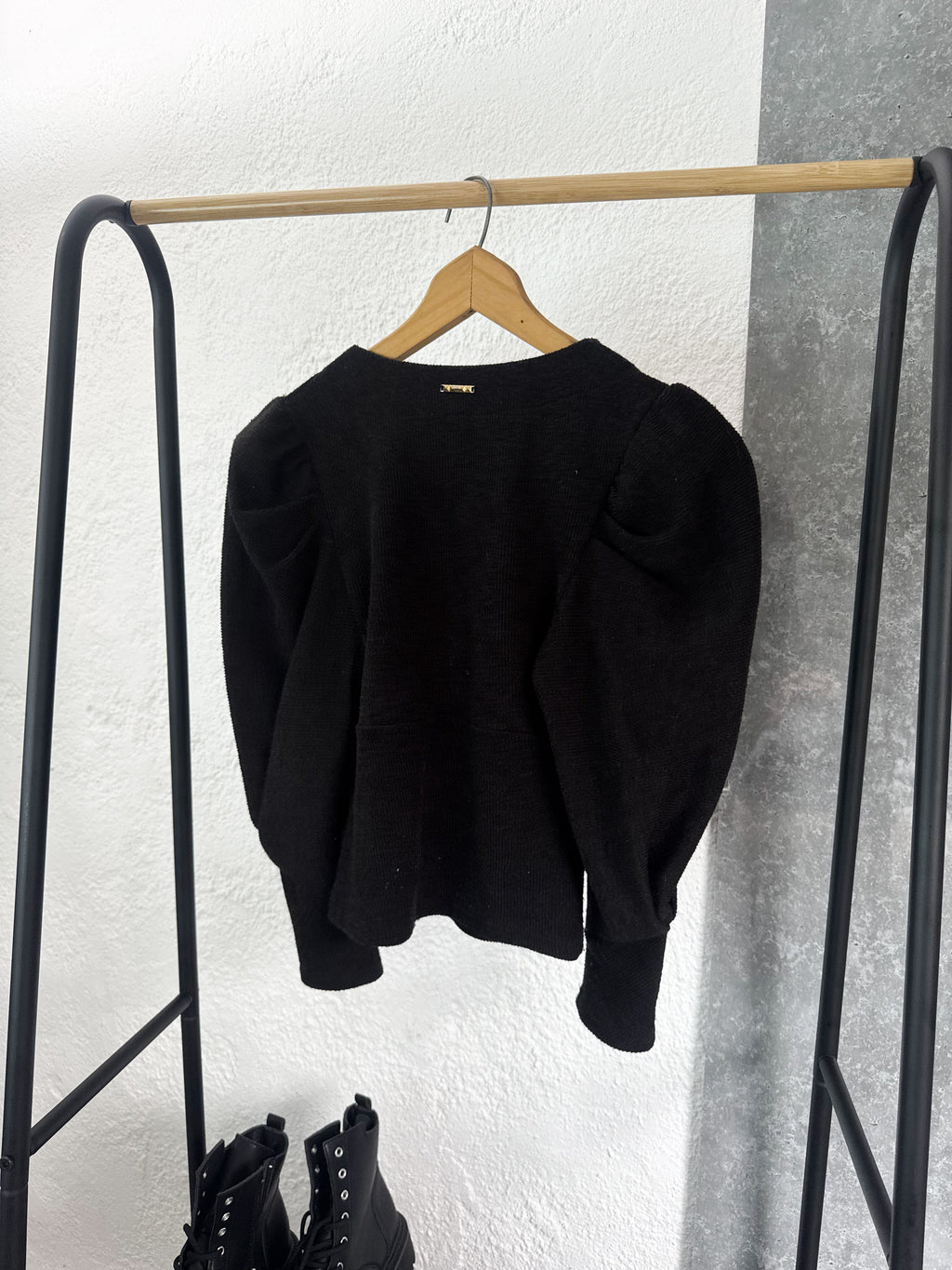 Buzo negro con mangas princesa