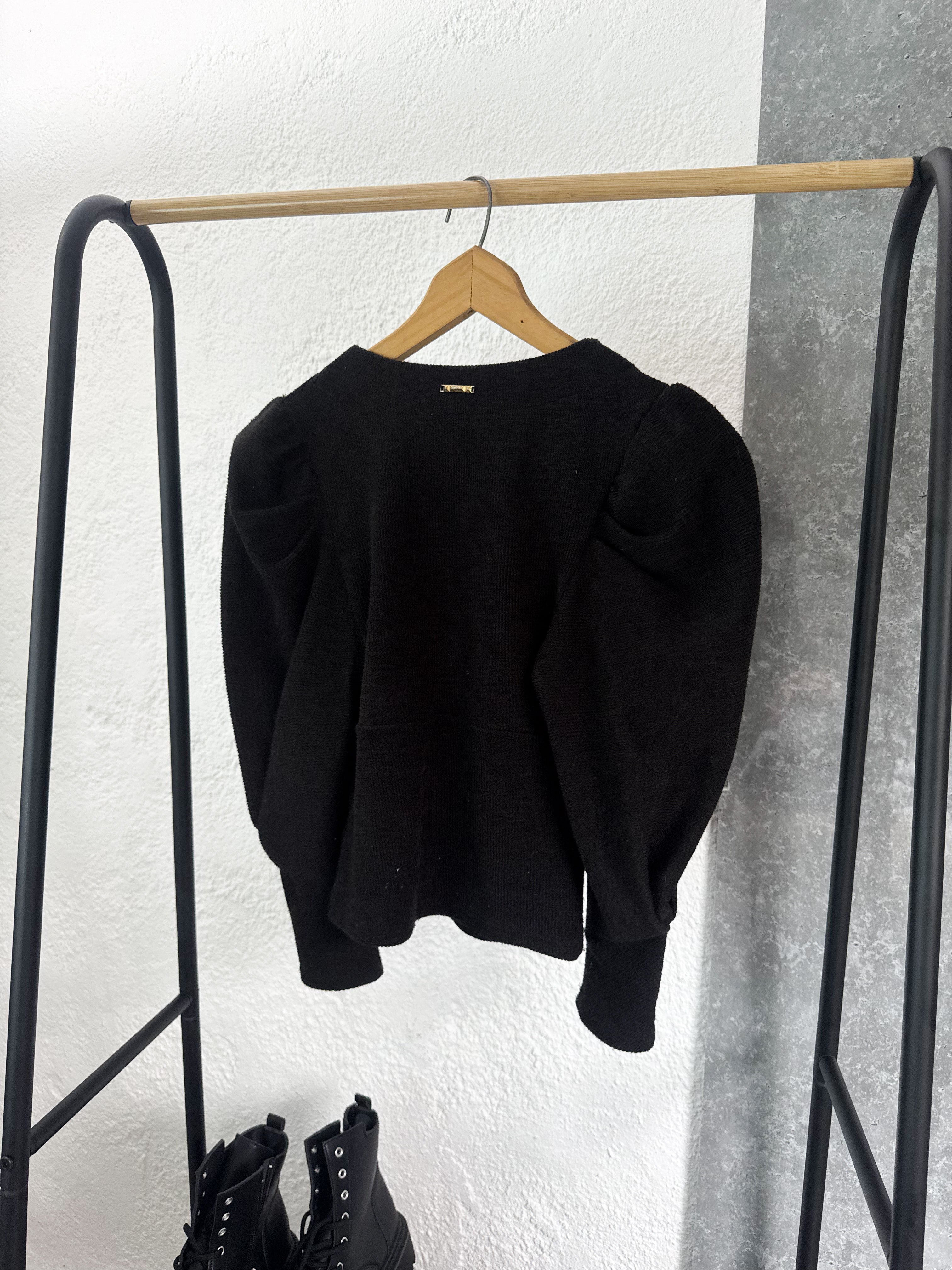 Buzo negro con mangas princesa