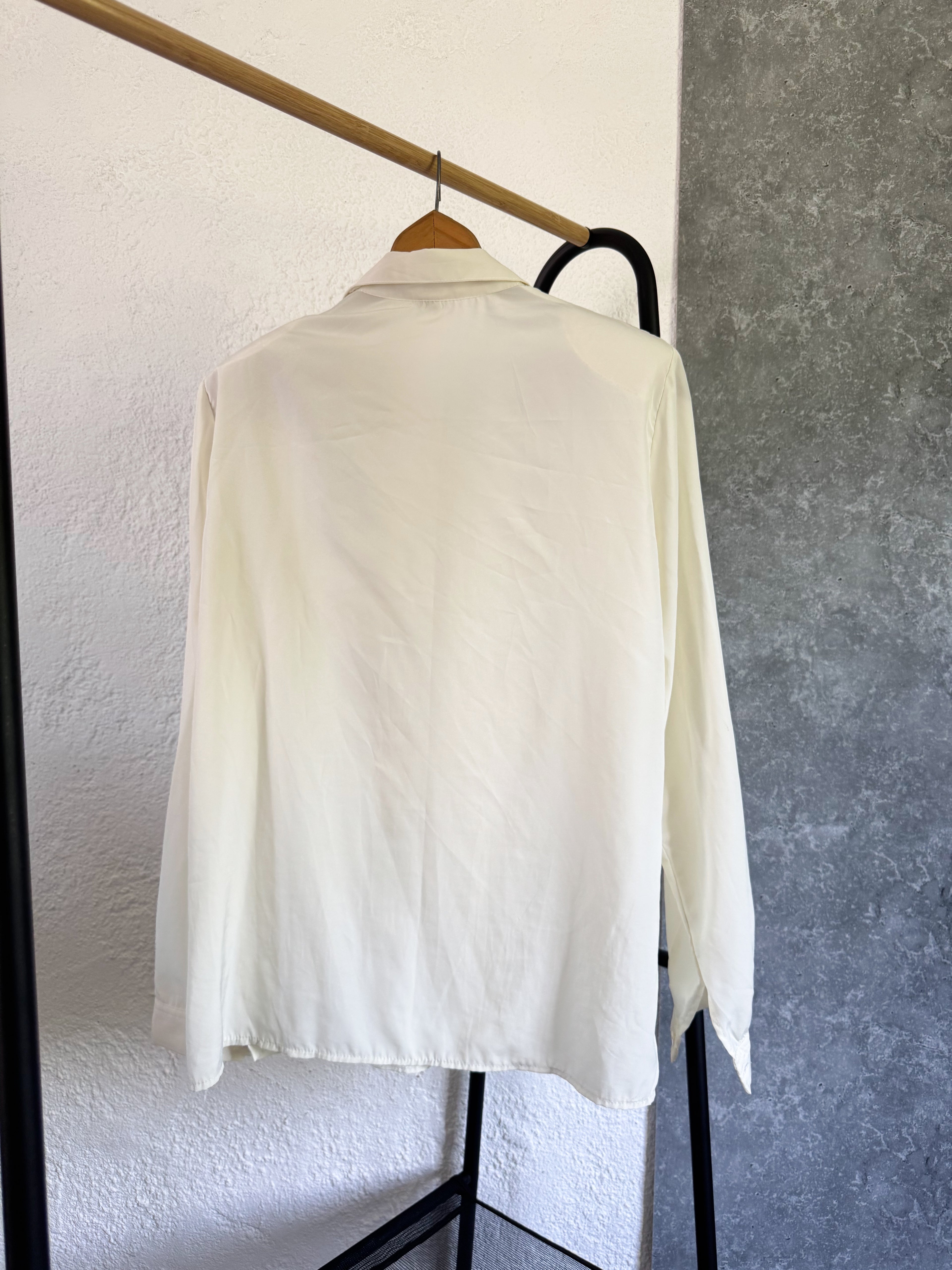 Camisa beige talle M