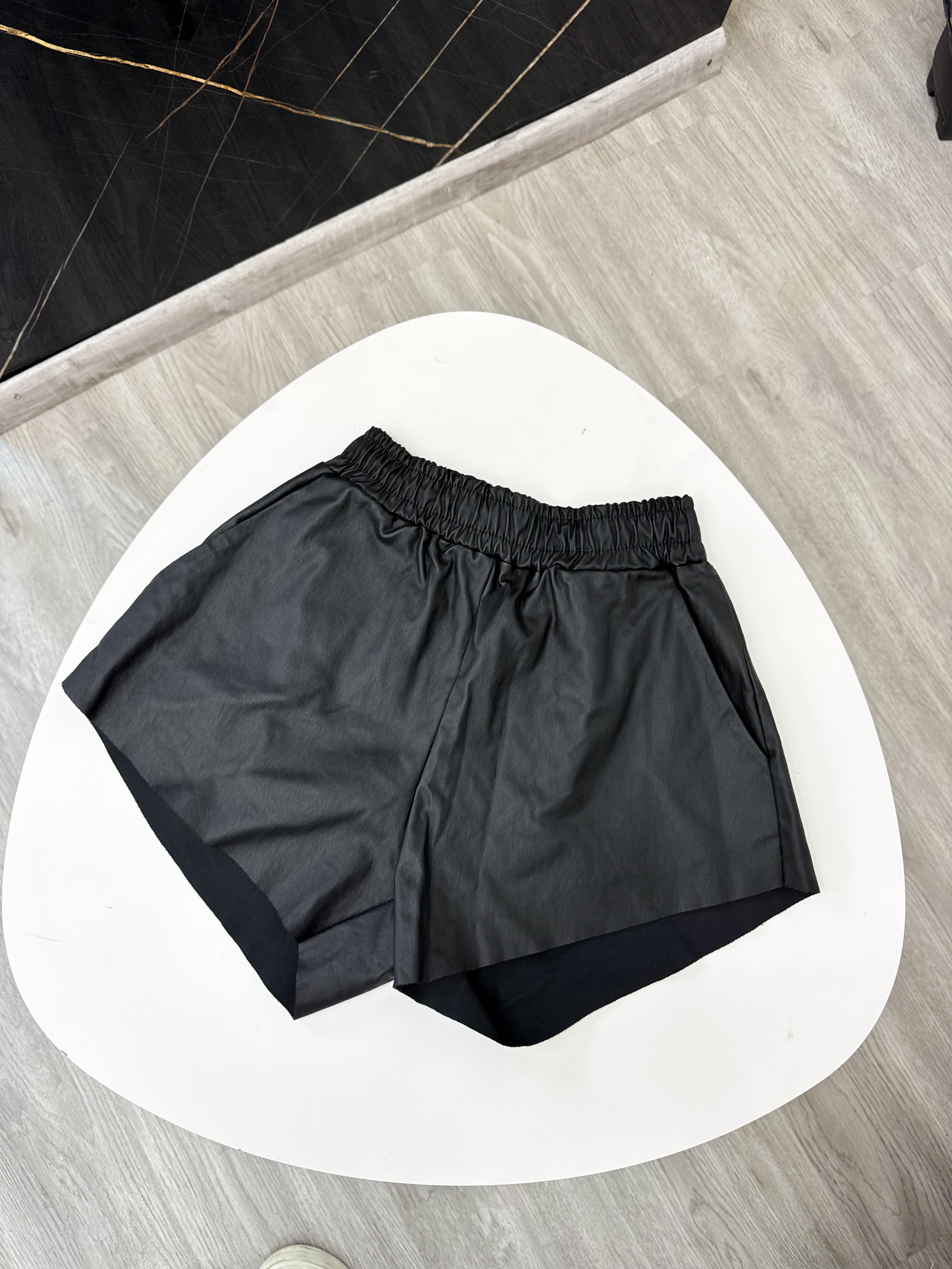 Short eco cuero con bolsillos