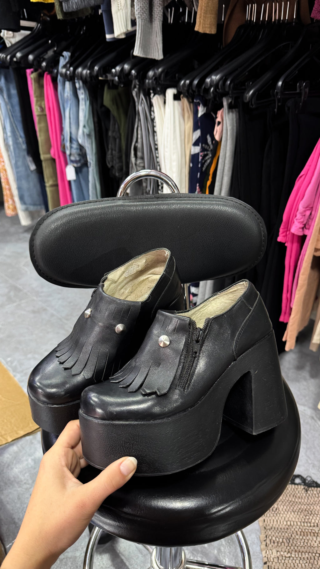 Botas negras de cuero con taco