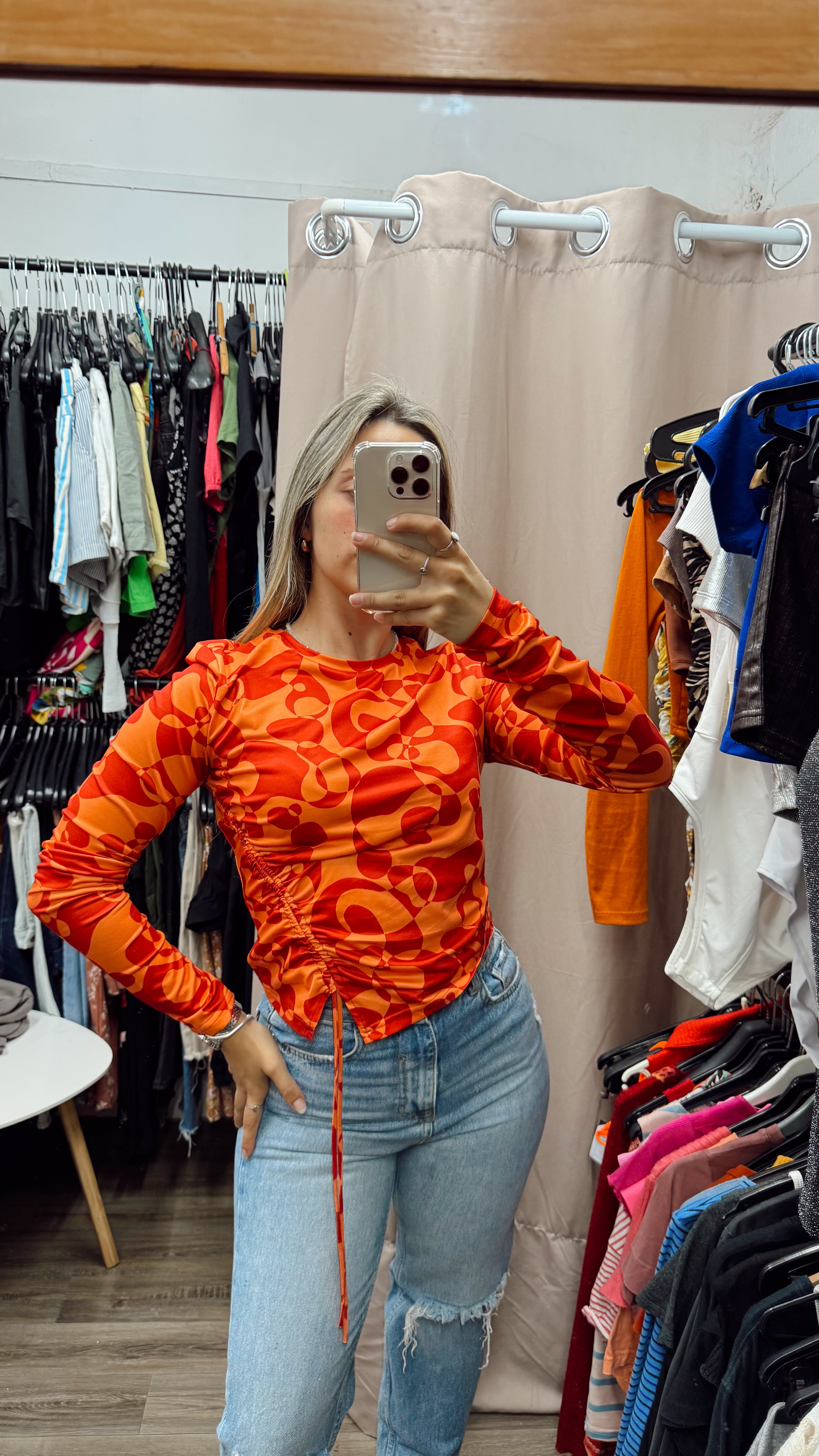 Top con pico manga larga naranja