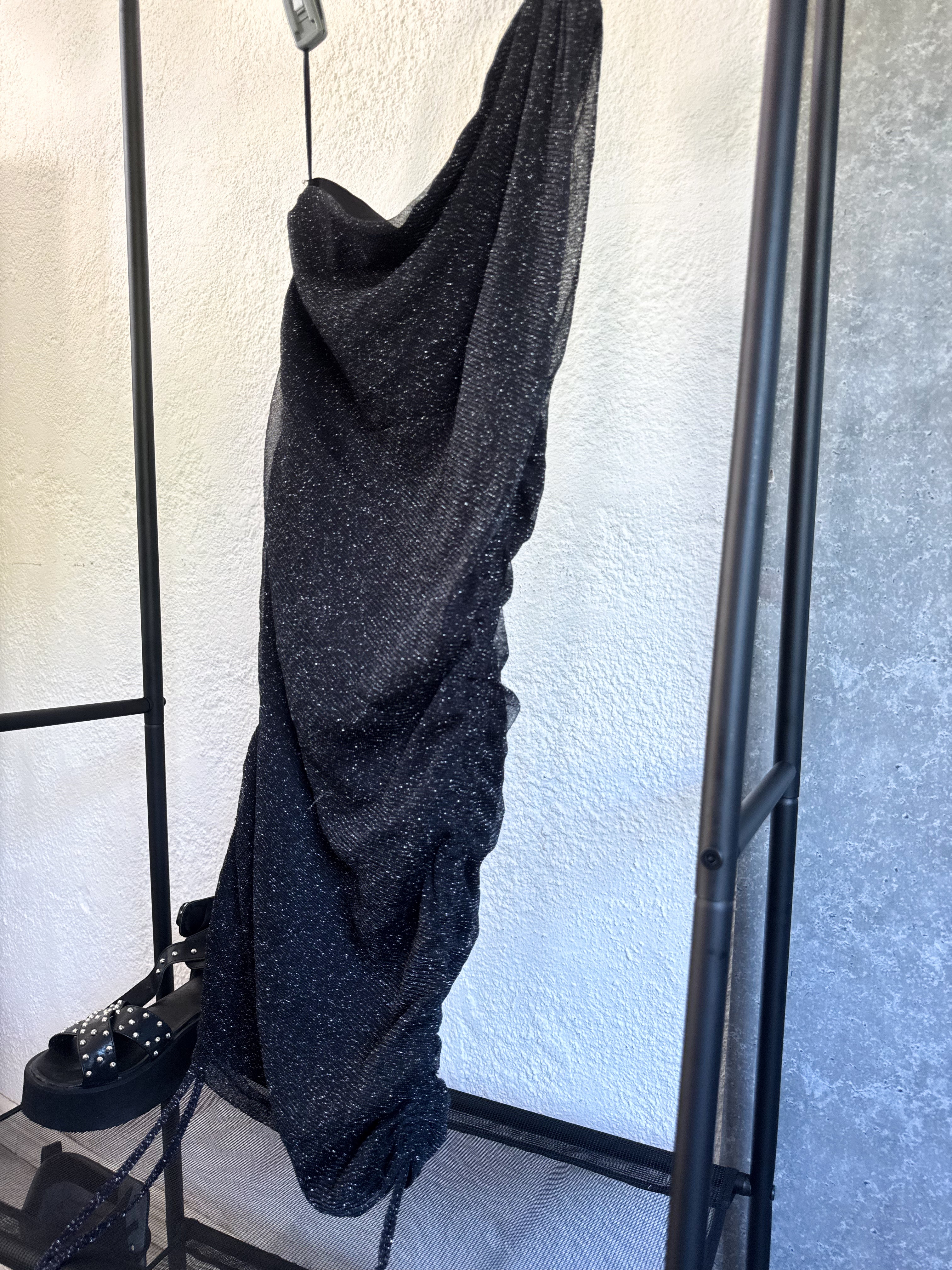 Vestido negro brilloso de fiesta