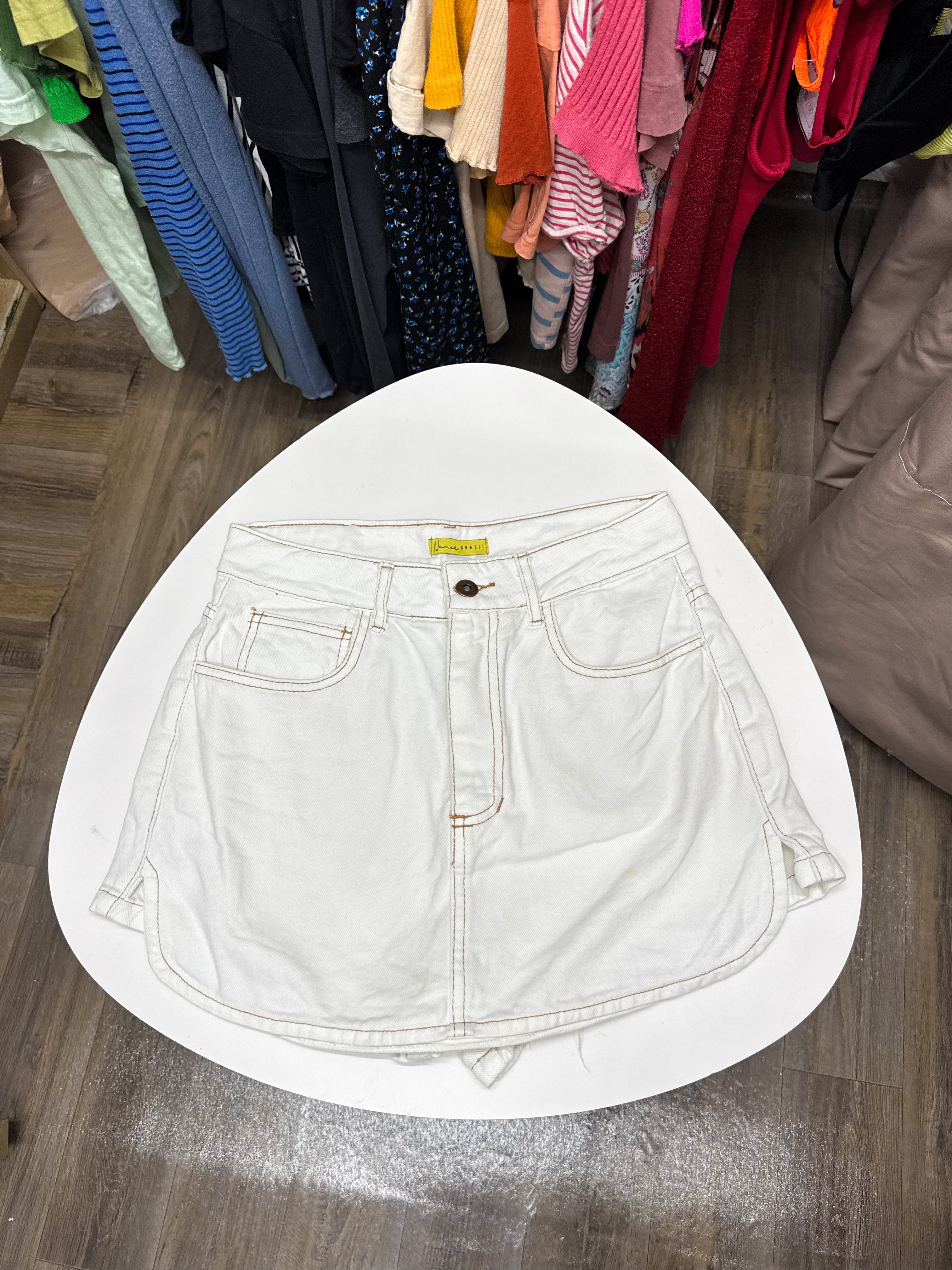 Short pollera blanco con costuras marrones *con detalle