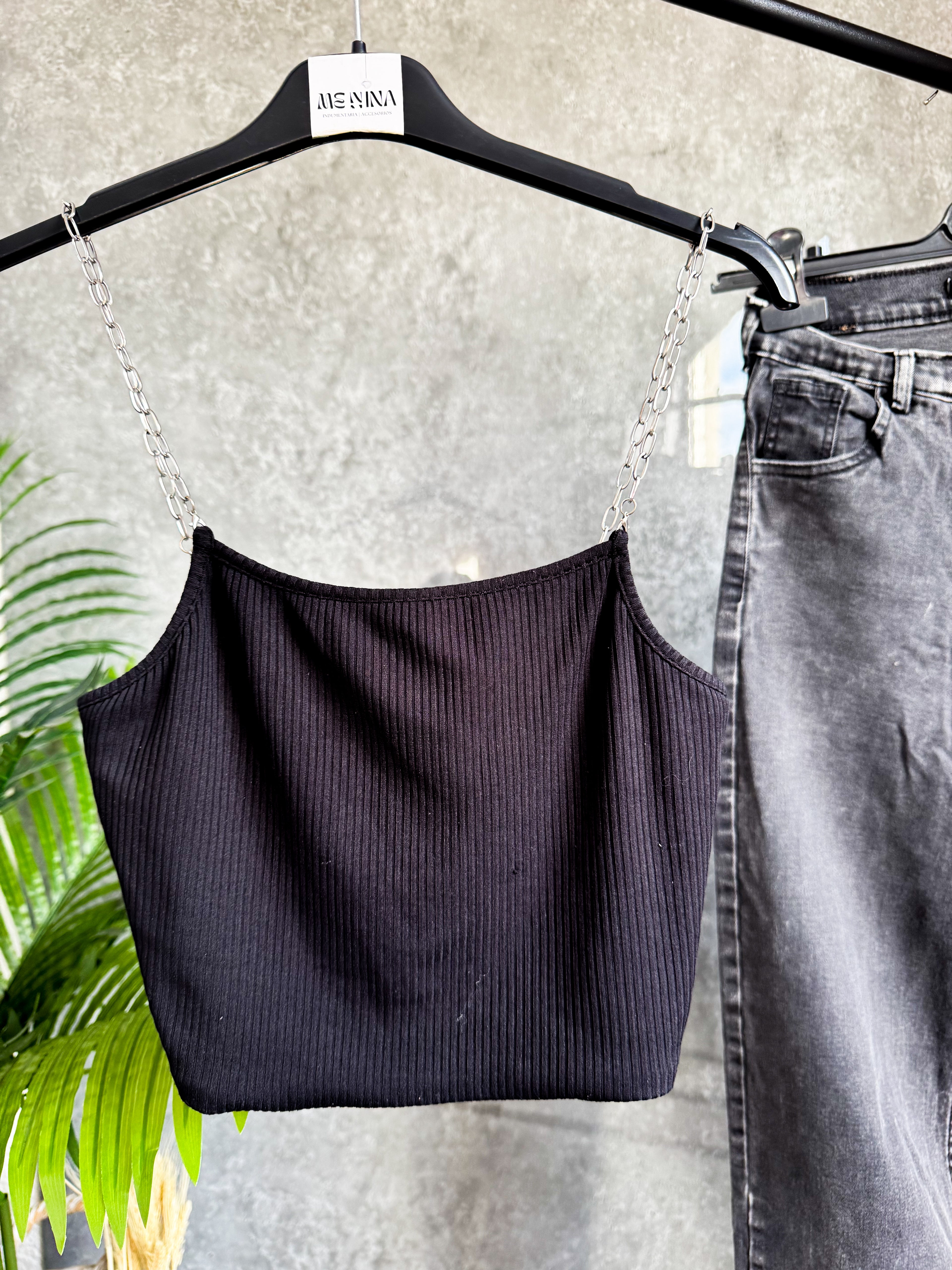 Top negro con cadenas
