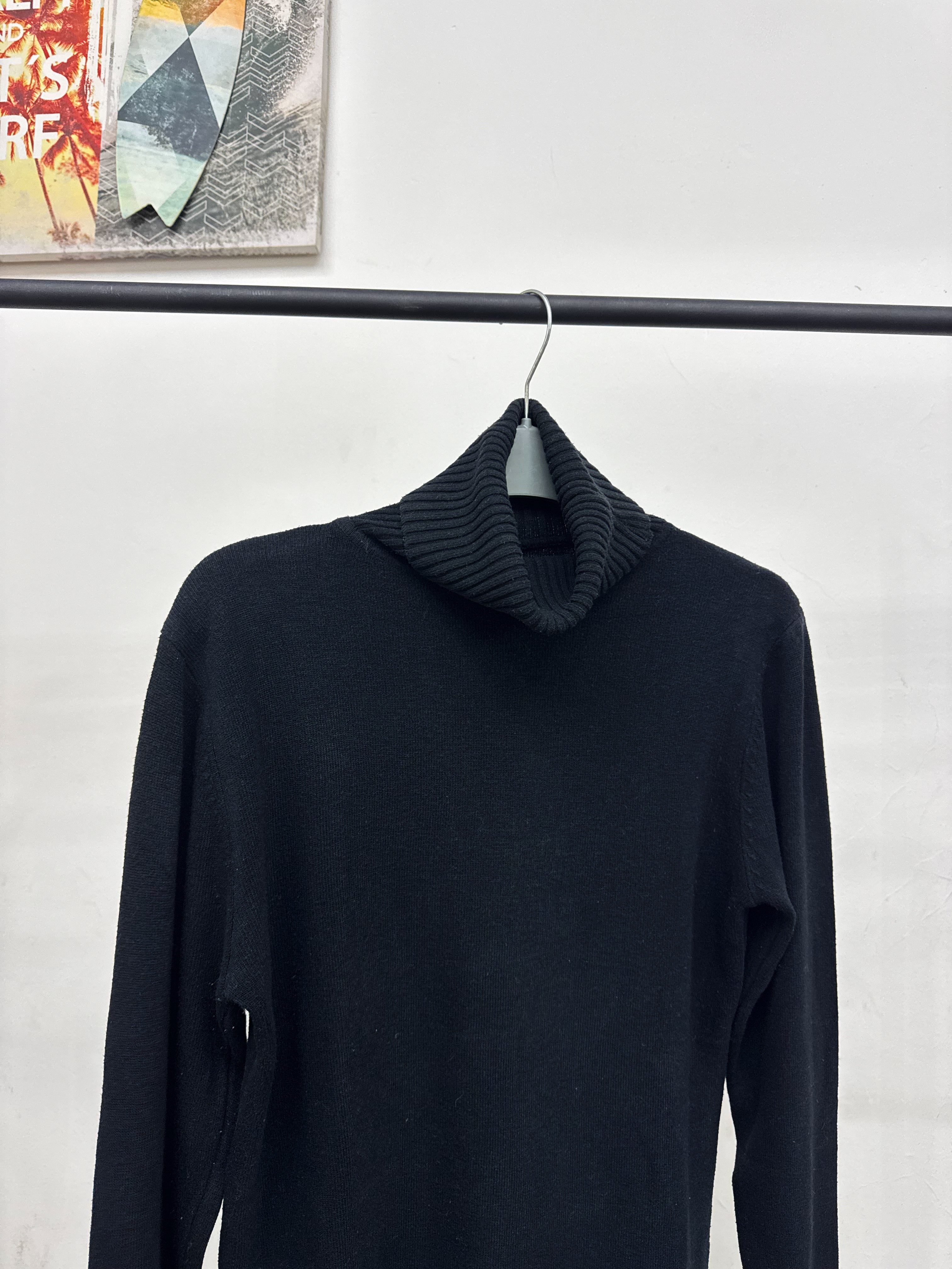Polera negra básica
