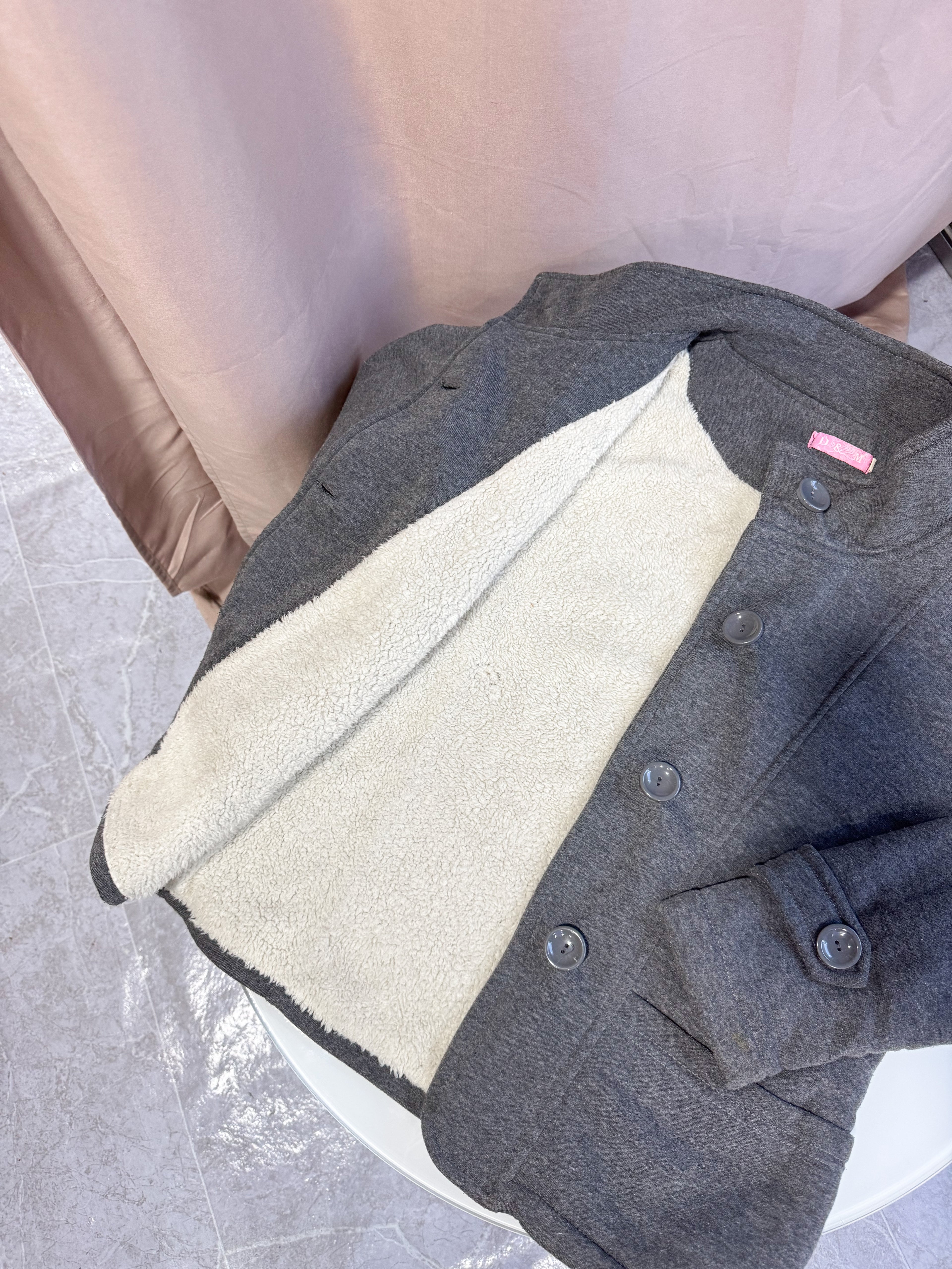 Chaqueta gris con corderito