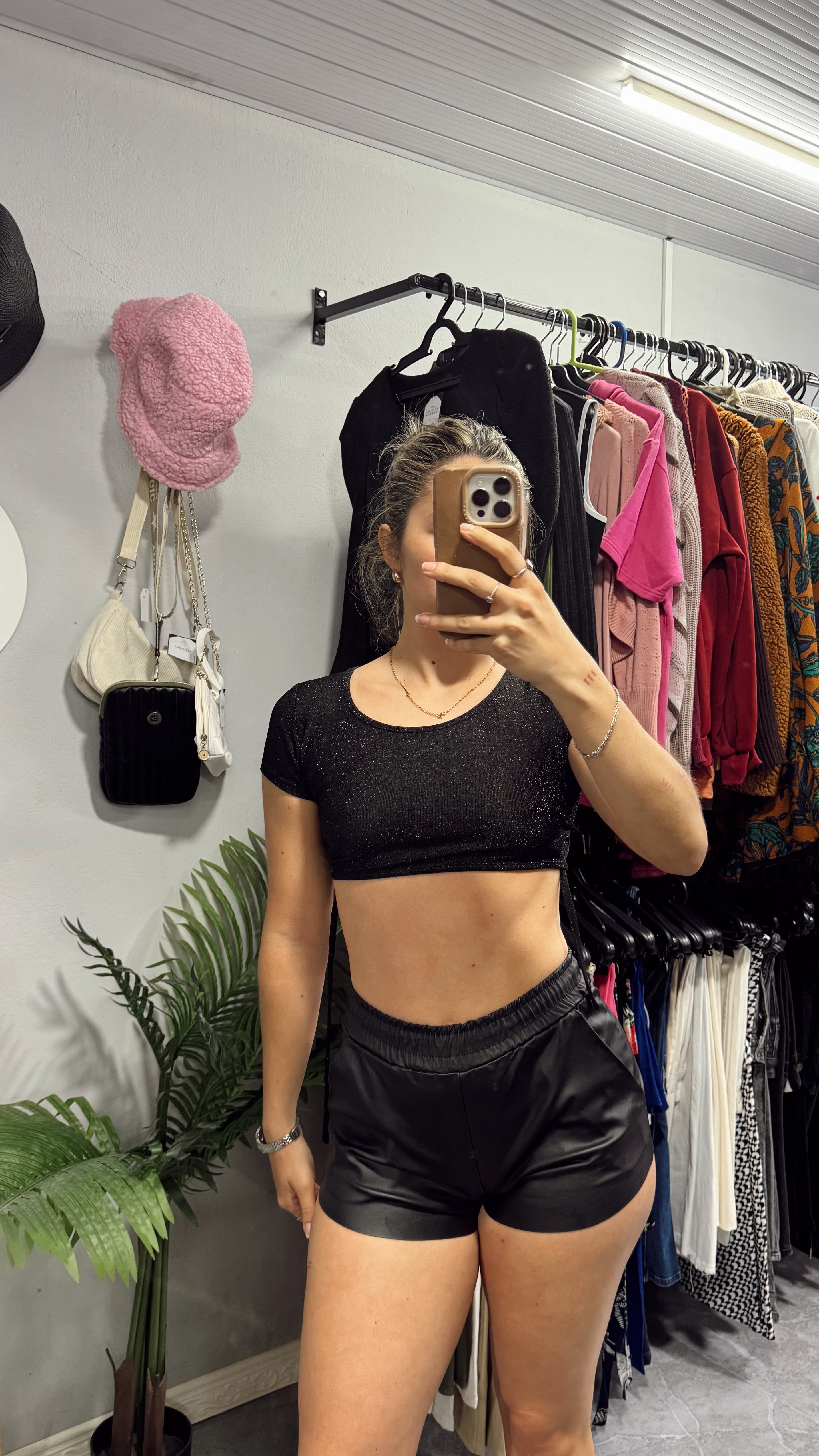 Short eco cuero con bolsillos