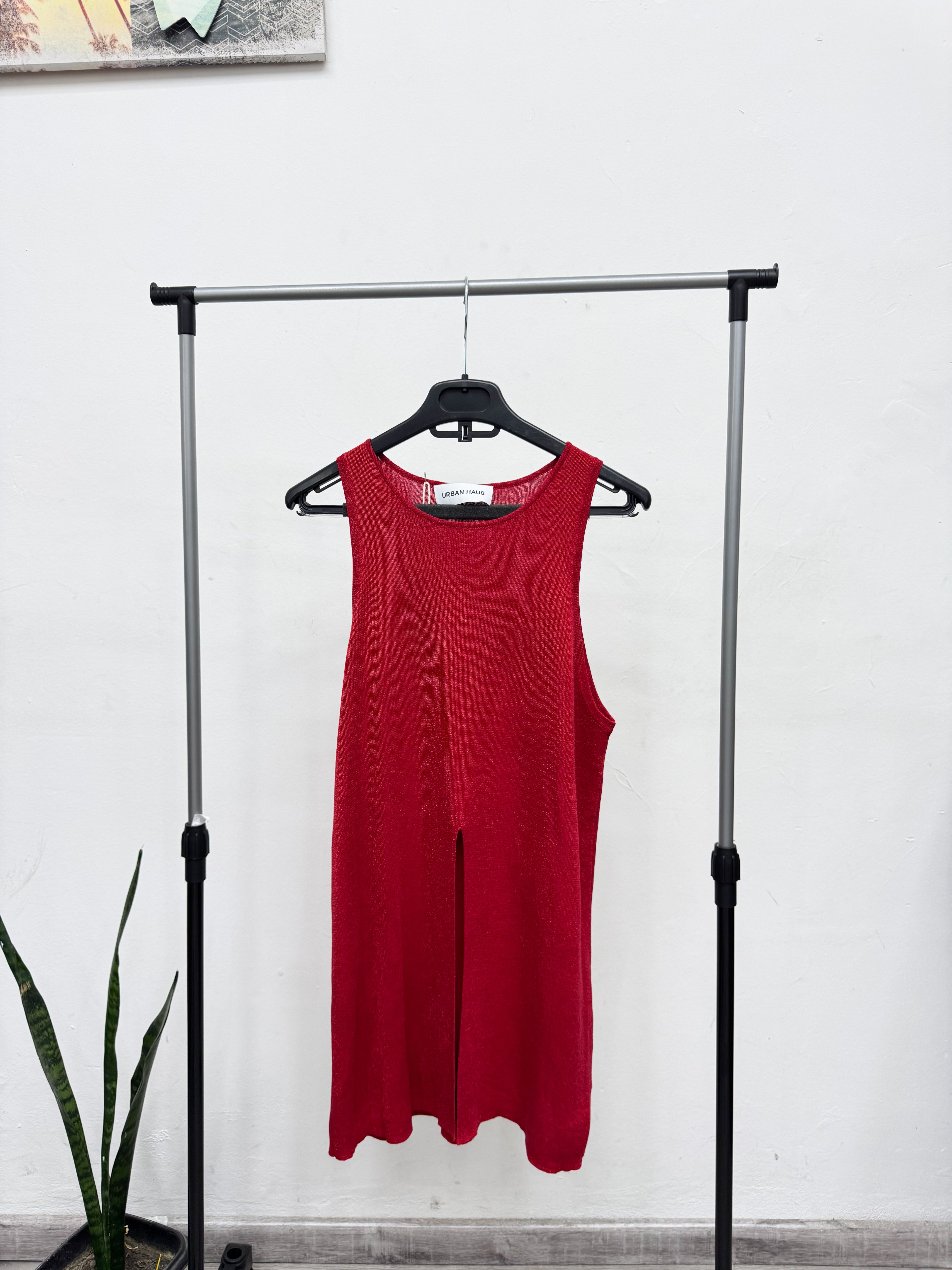 Remera larga roja con abertura adelante