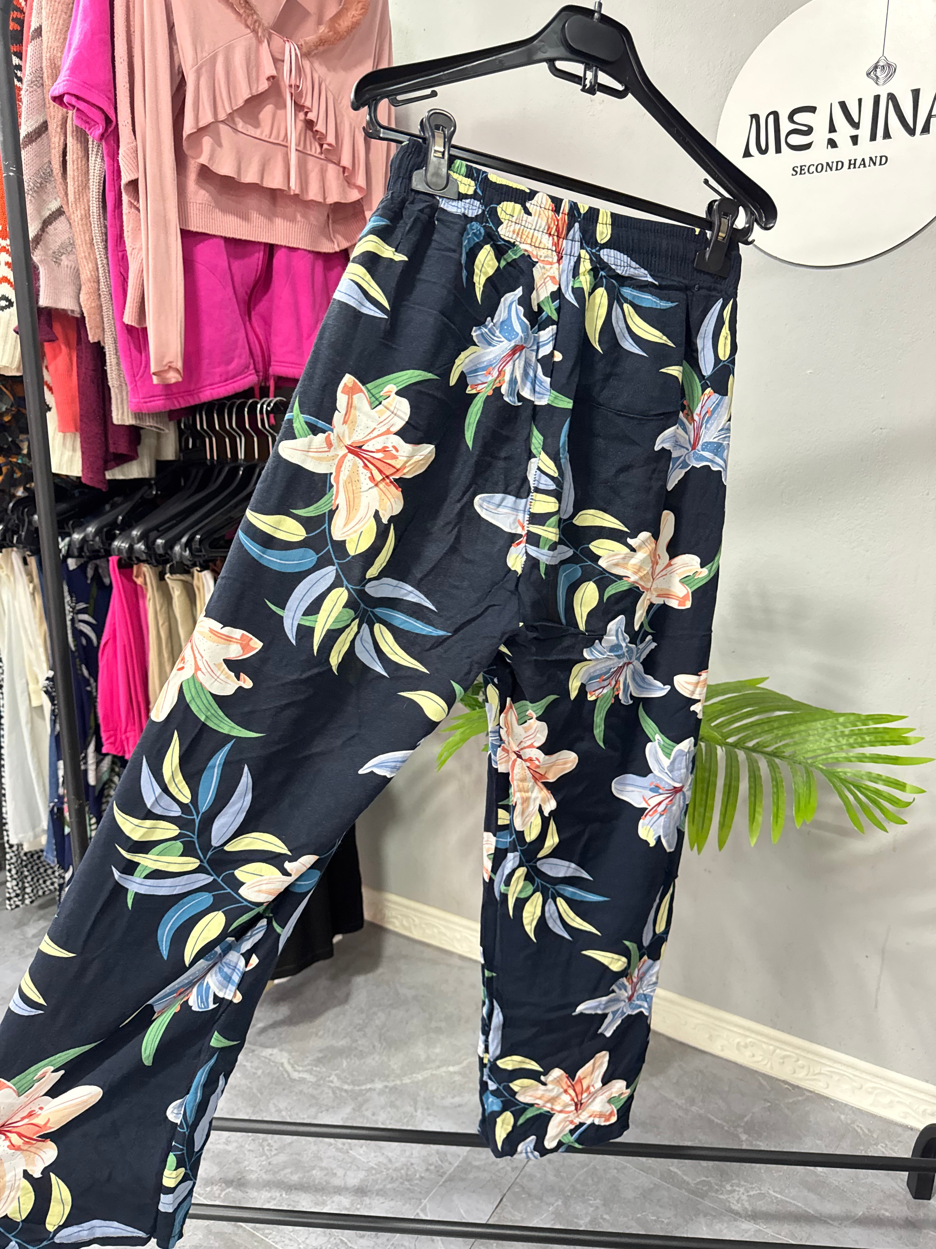 Pantalón azul con flores