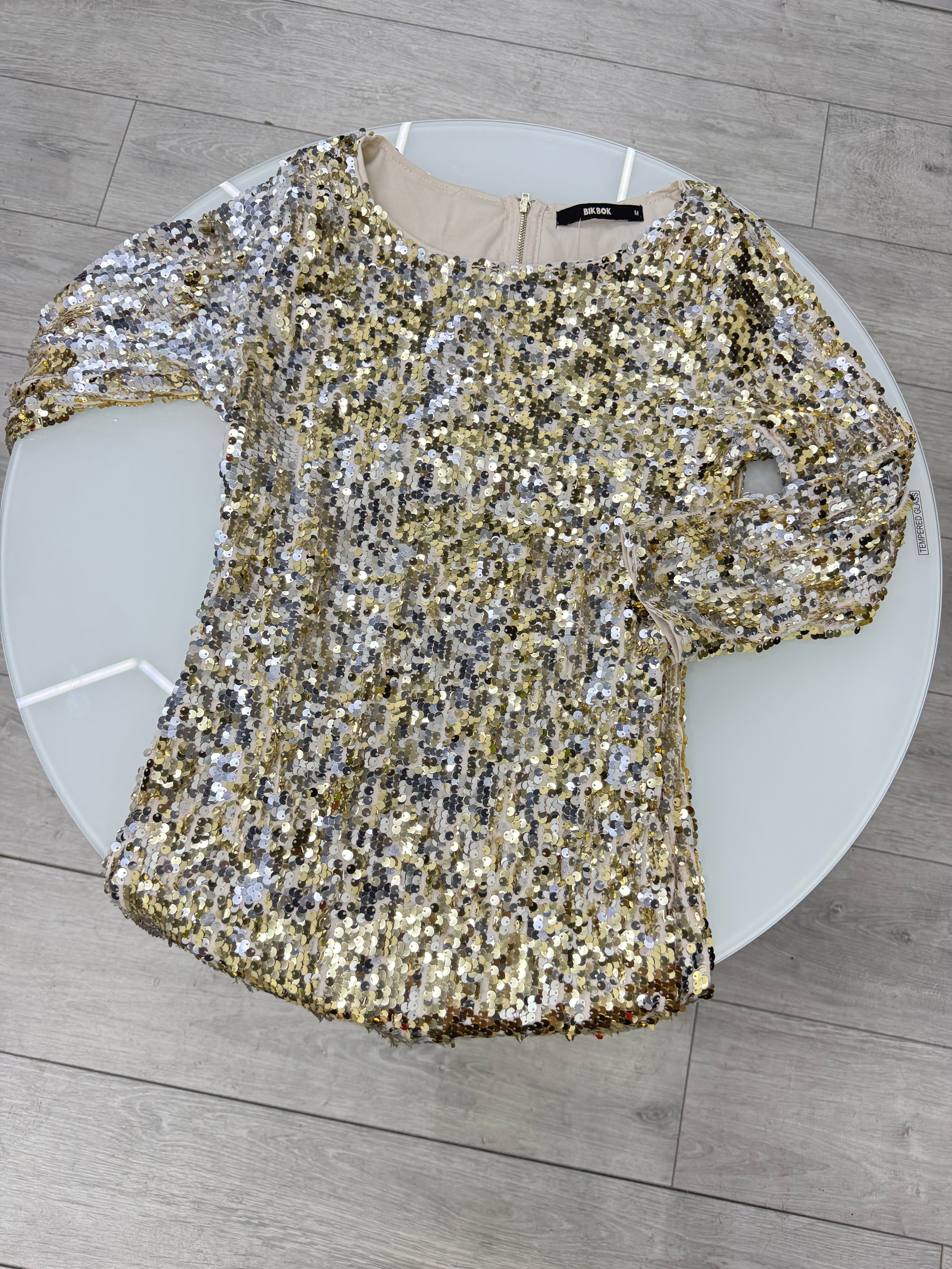 Vestido de lentejuelas manga larga beige