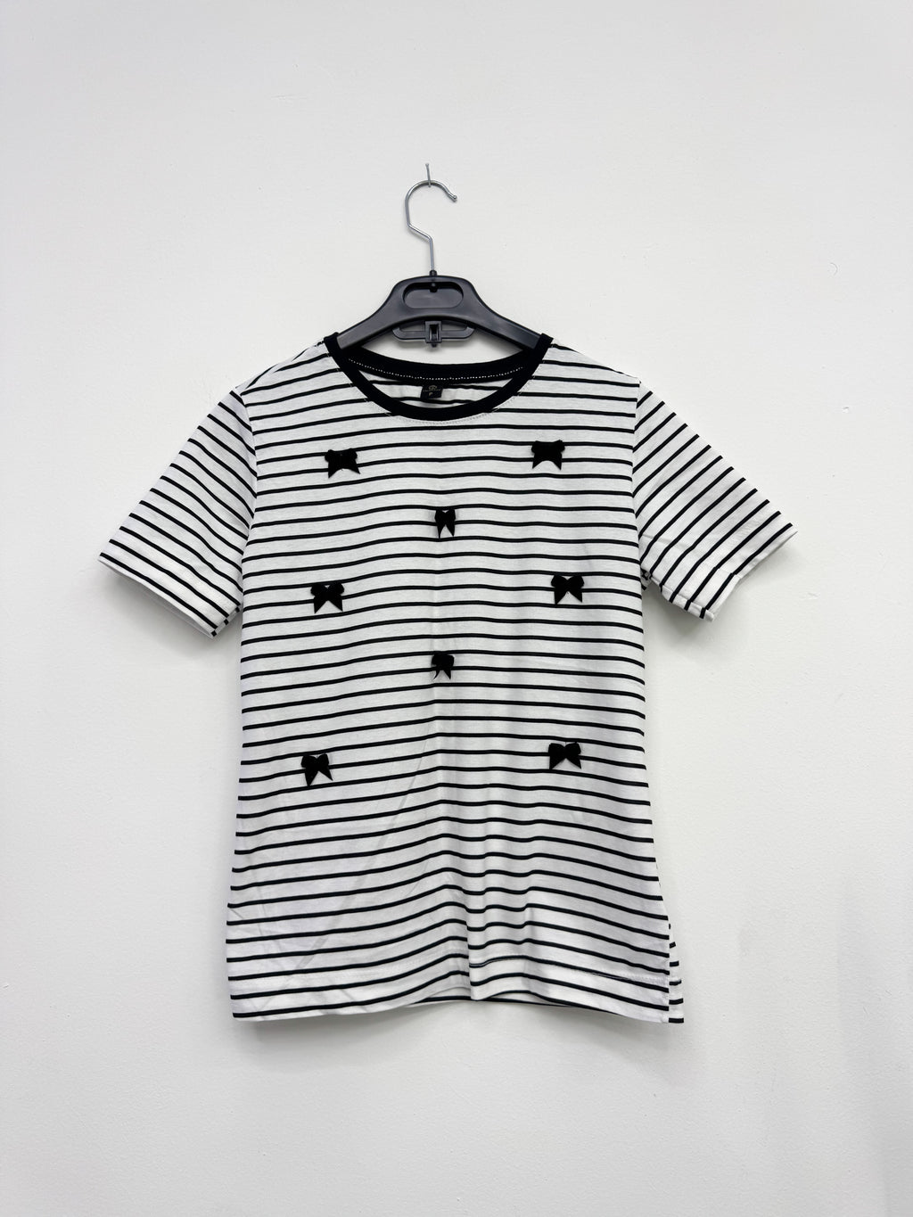 Remera negra y blanca con moñitos