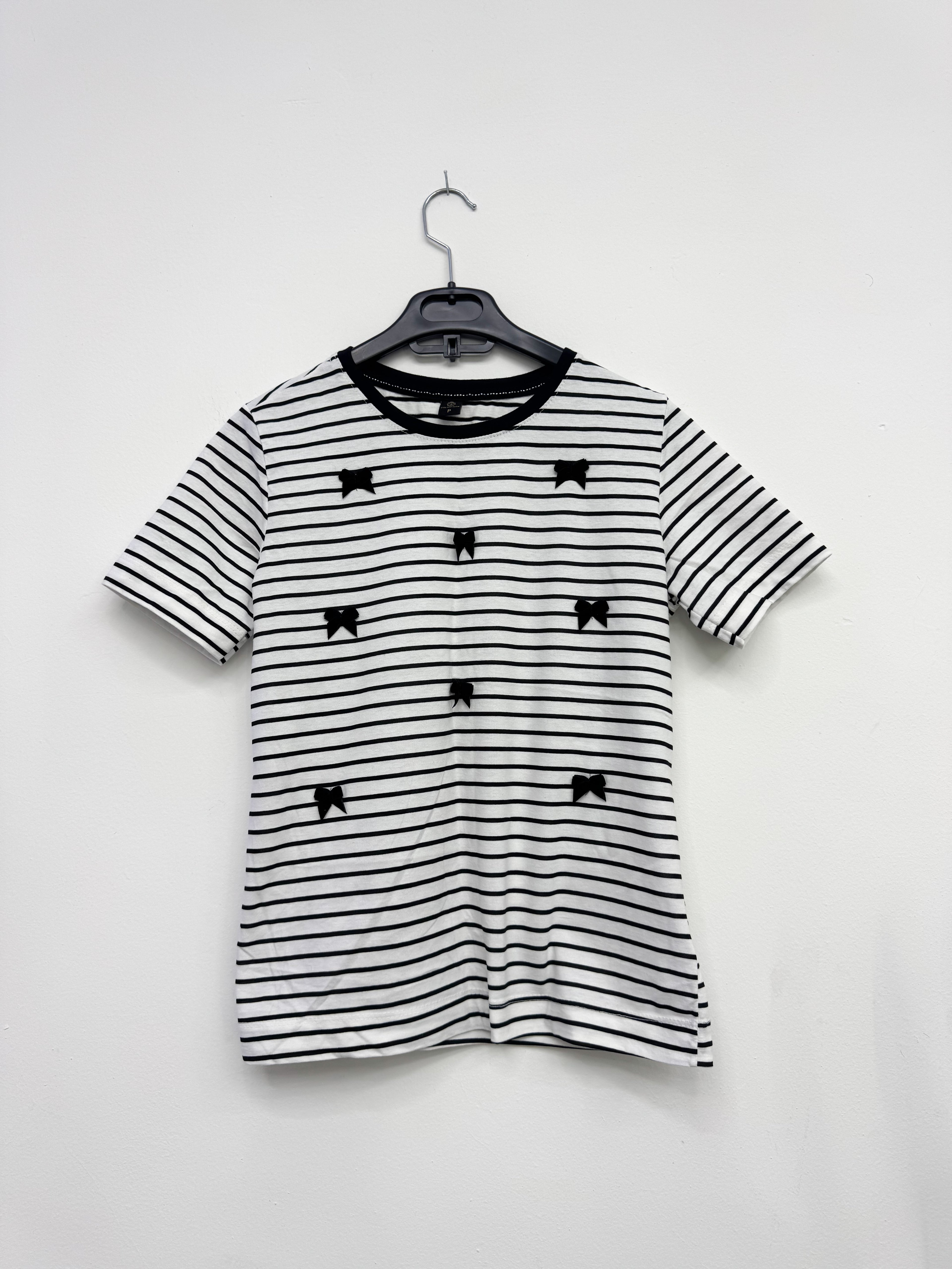 Remera negra y blanca con moñitos