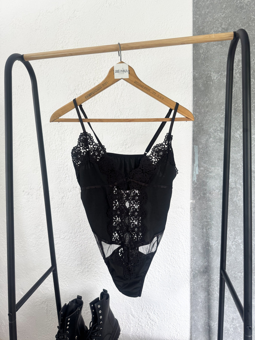 Body negro de encaje y transparencias