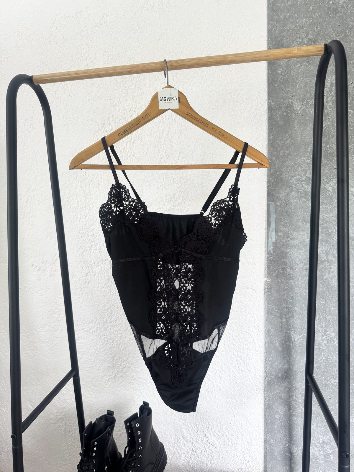 Body negro de encaje y transparencias
