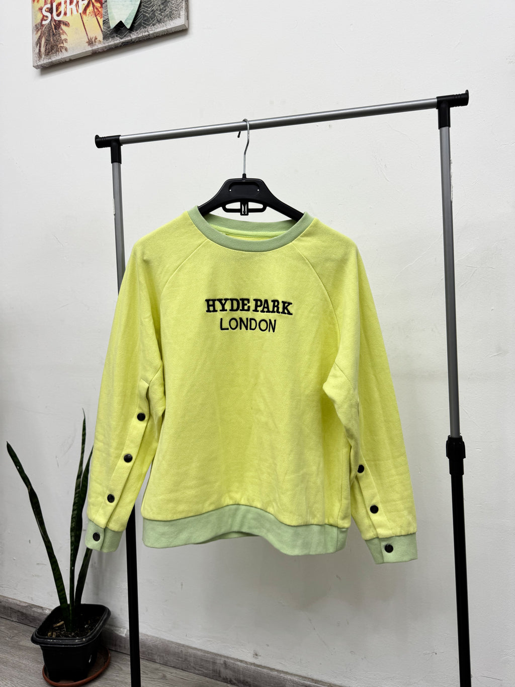 Buzo amarillo y verde con botones en las mangas