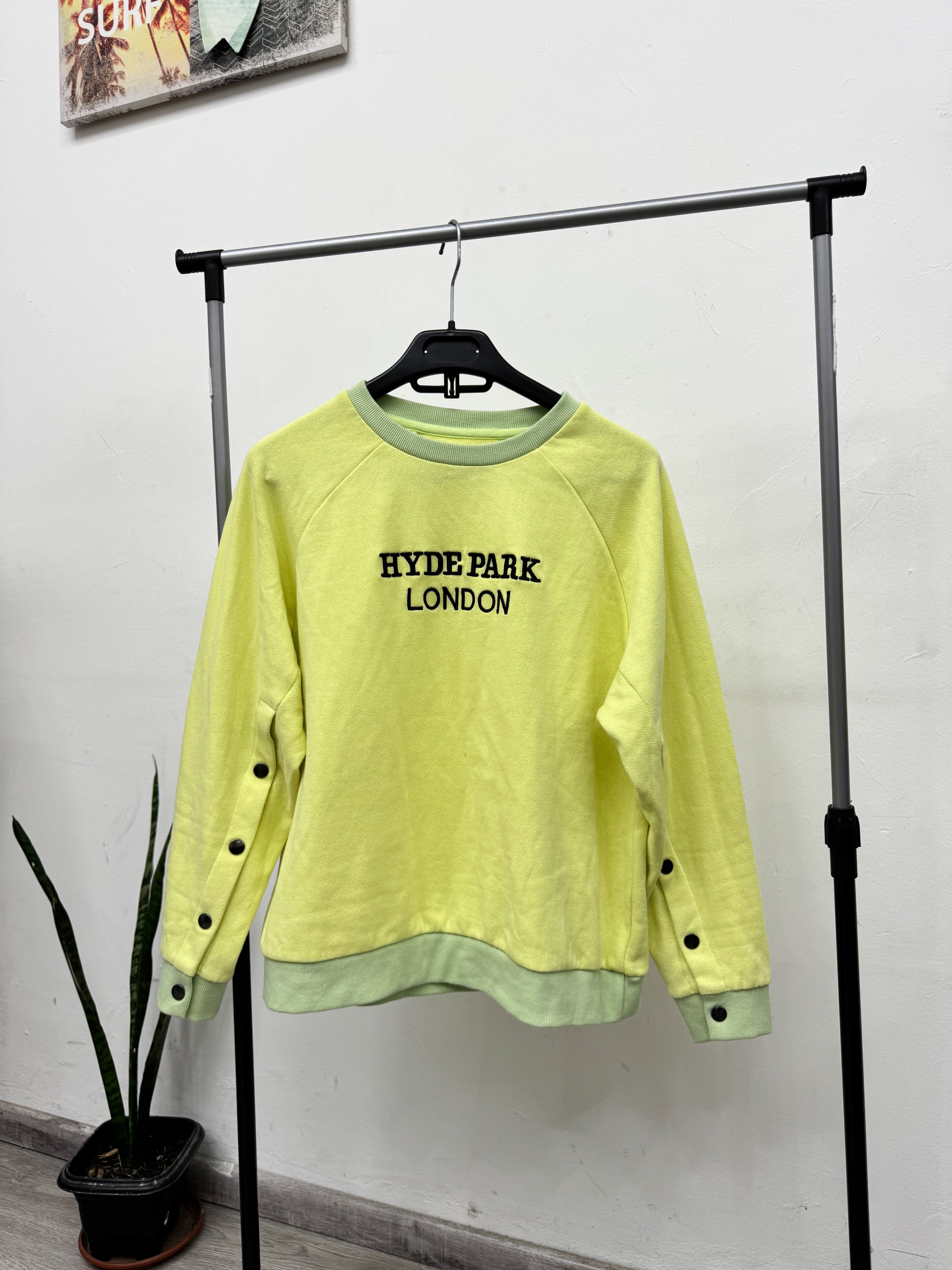 Buzo amarillo y verde con botones en las mangas