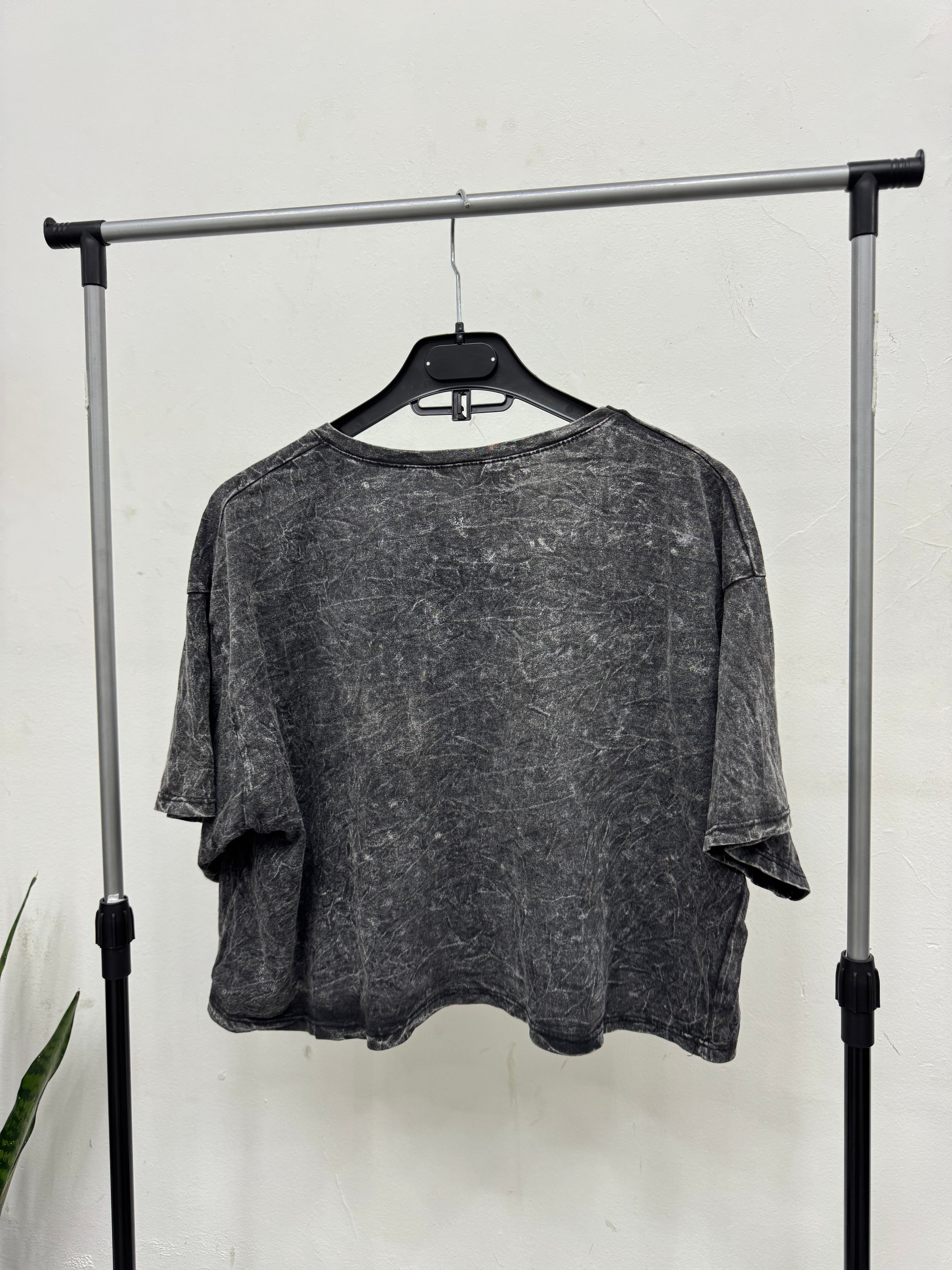 Remera crop negra jaspeada