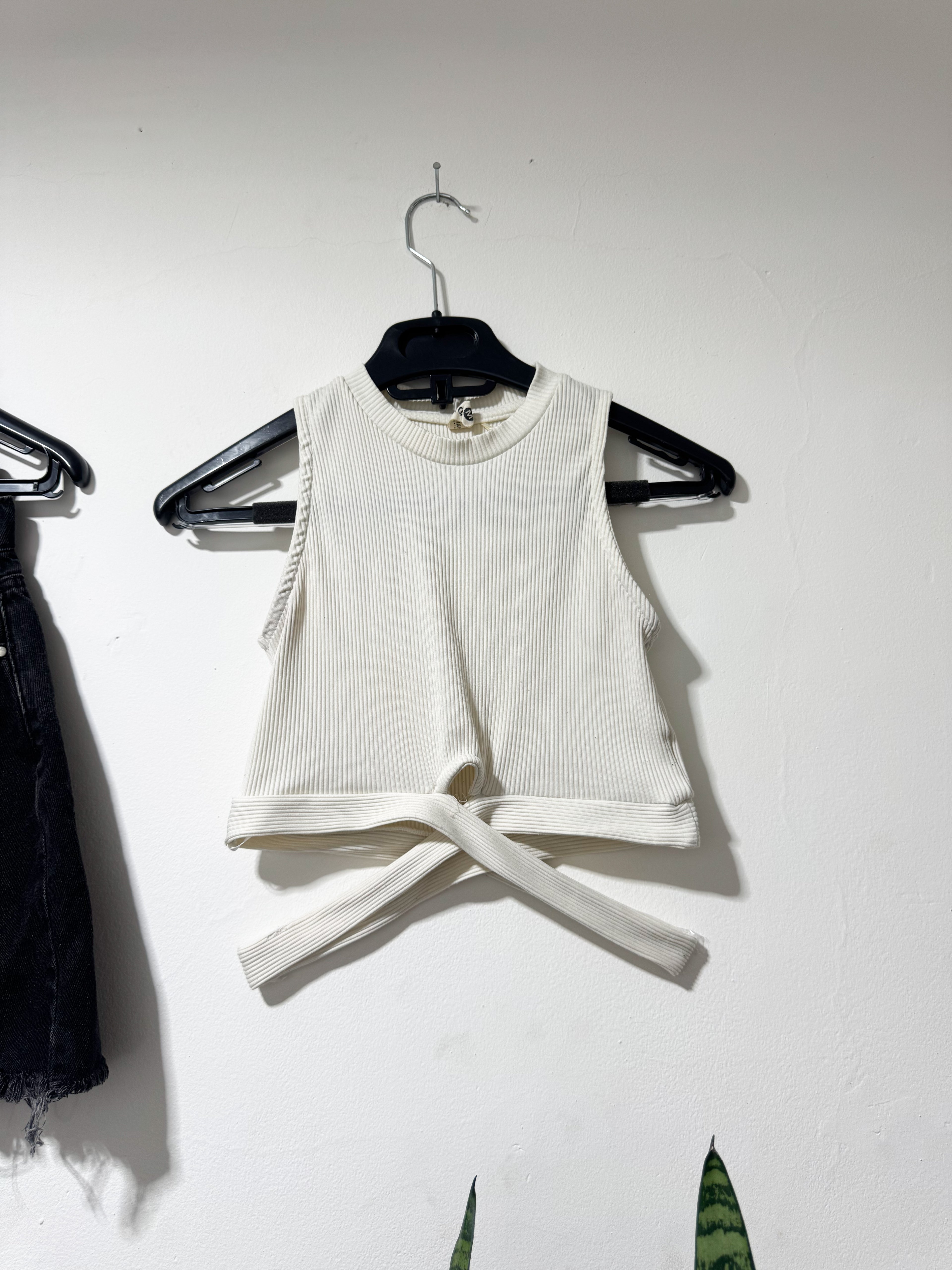 Top blanco cruzado abajo