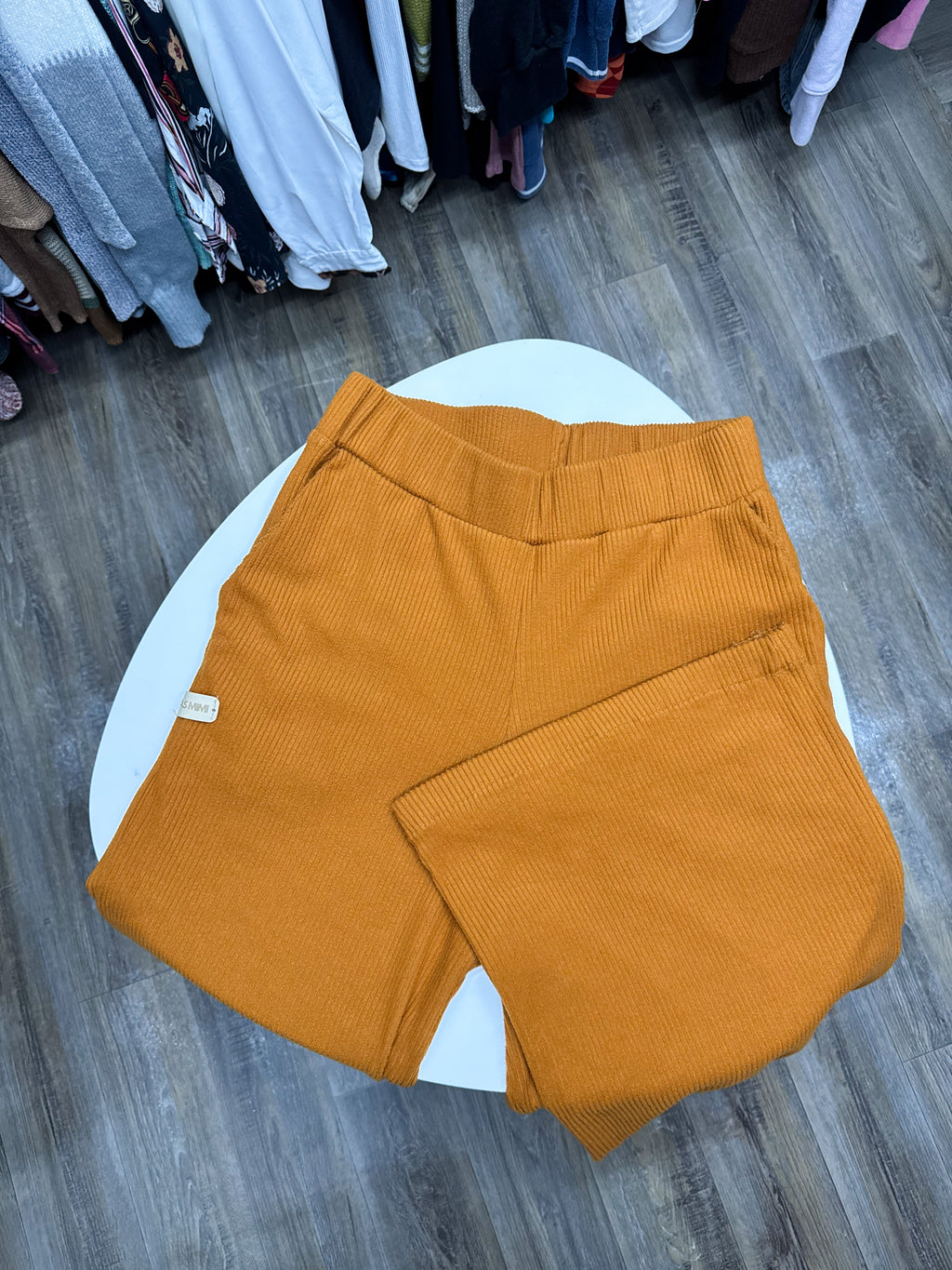 Pantalón de tela mostaza