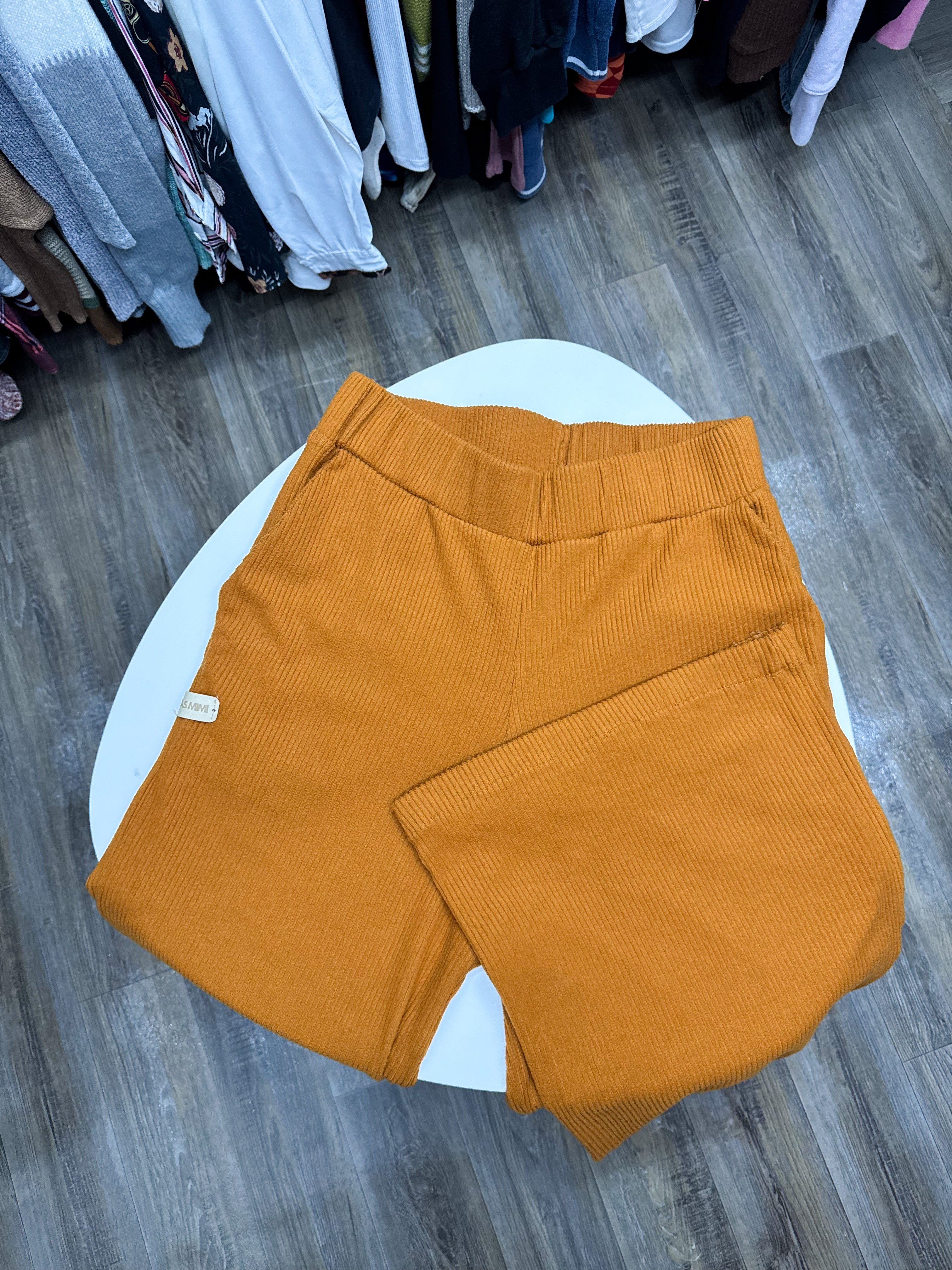 Pantalón de tela mostaza