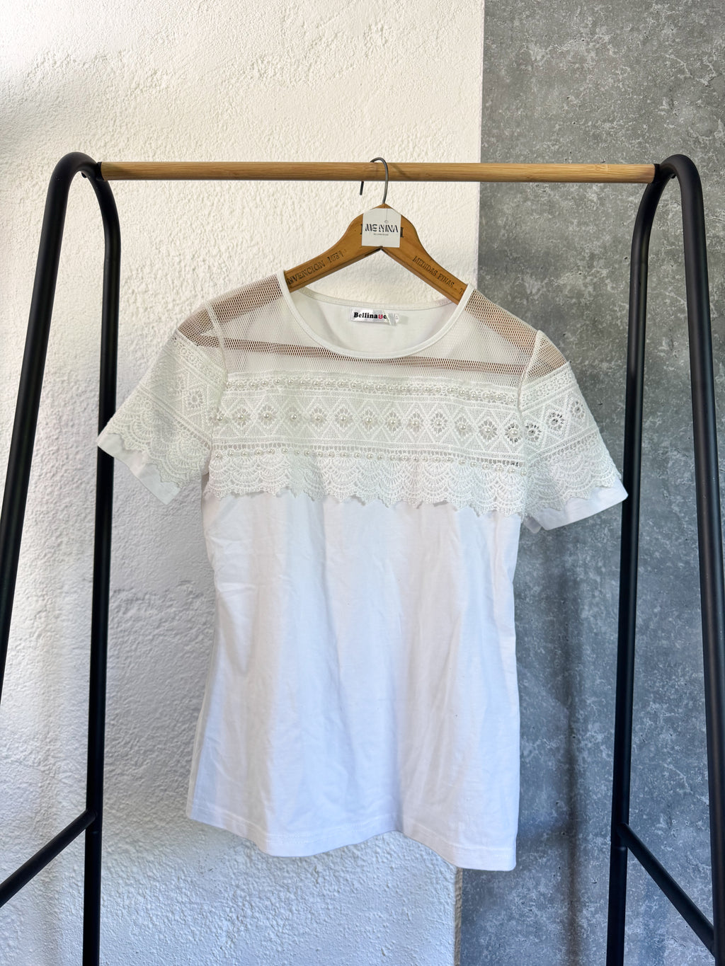 Remera blanca con perlas