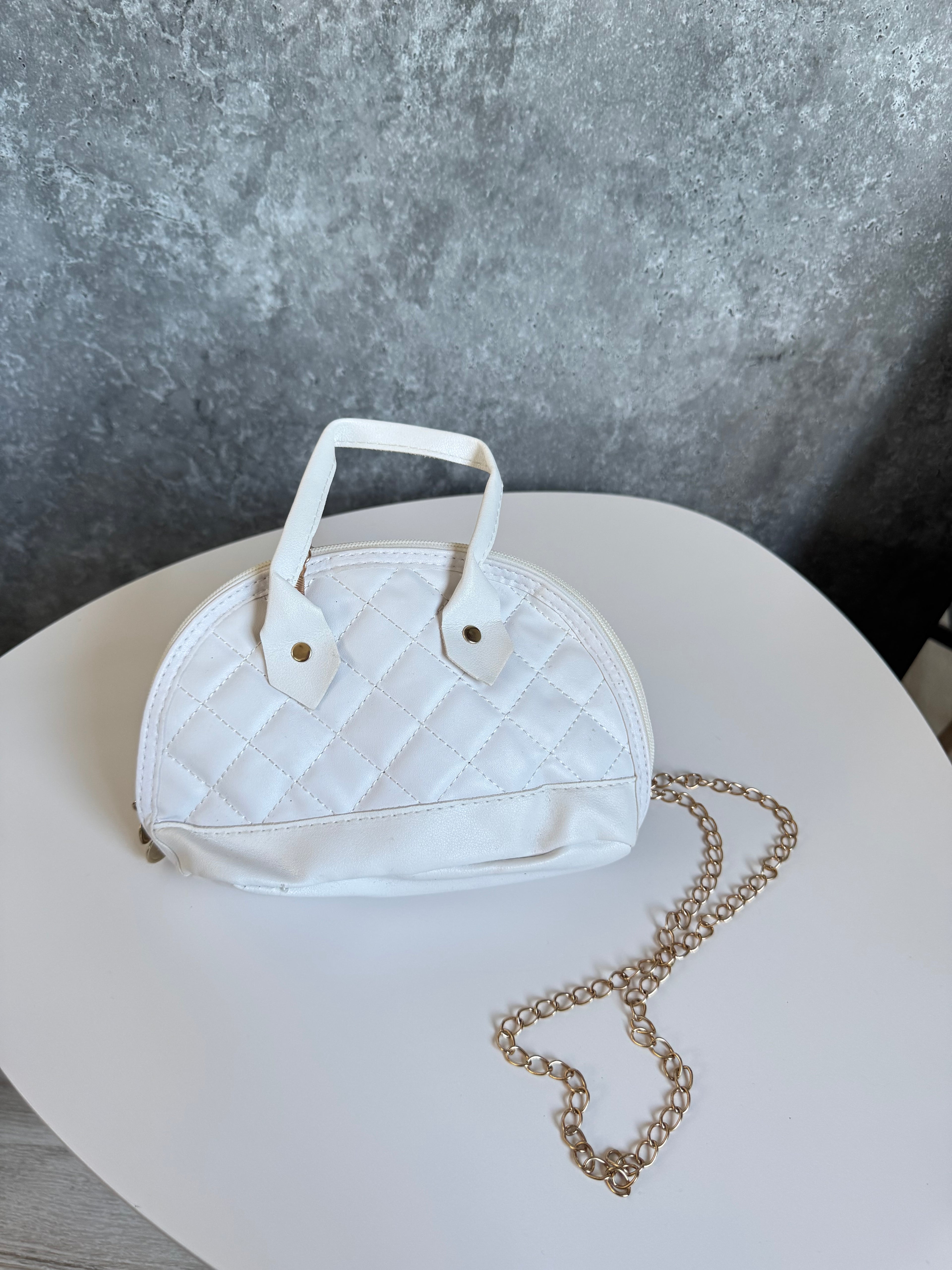 Cartera blanca con cadena