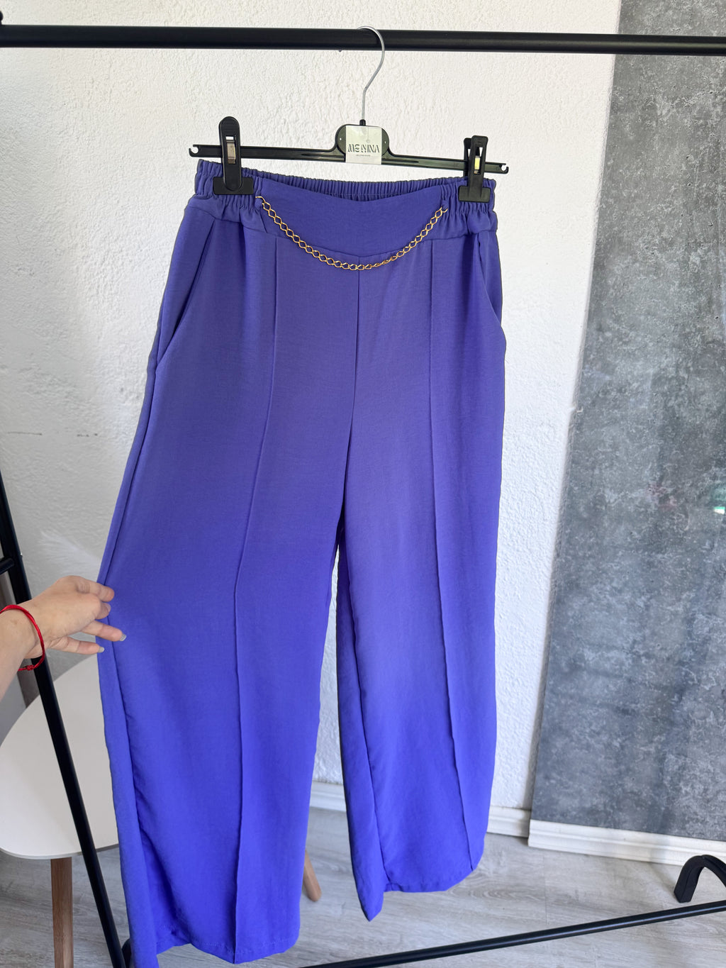 Pantalón lila con cadena