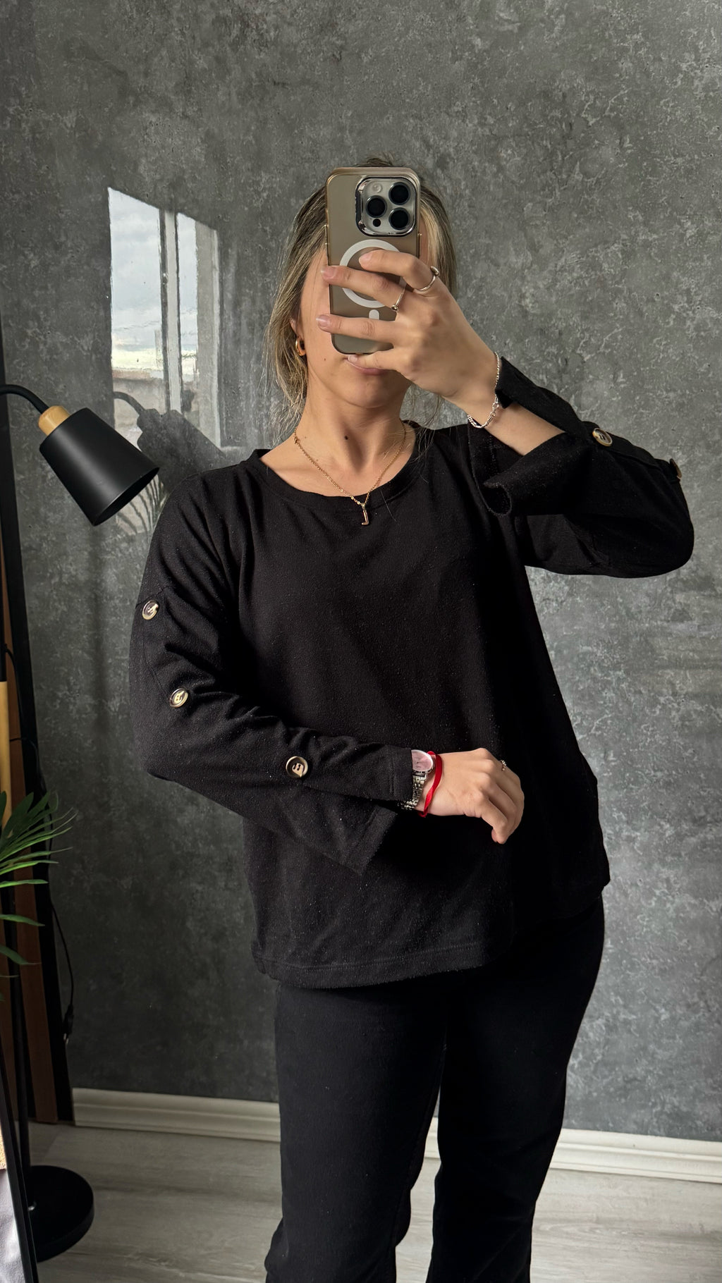 Buzo negro con botones talle M