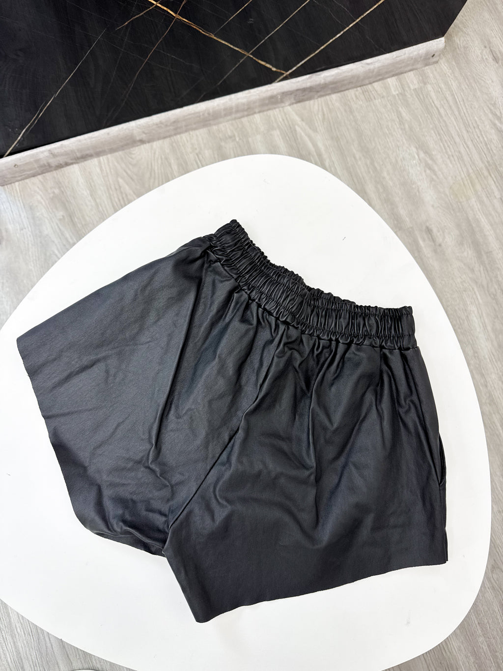 Short eco cuero con bolsillos