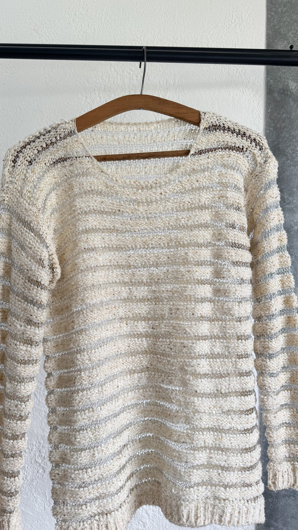 Buzo beige con transparencias