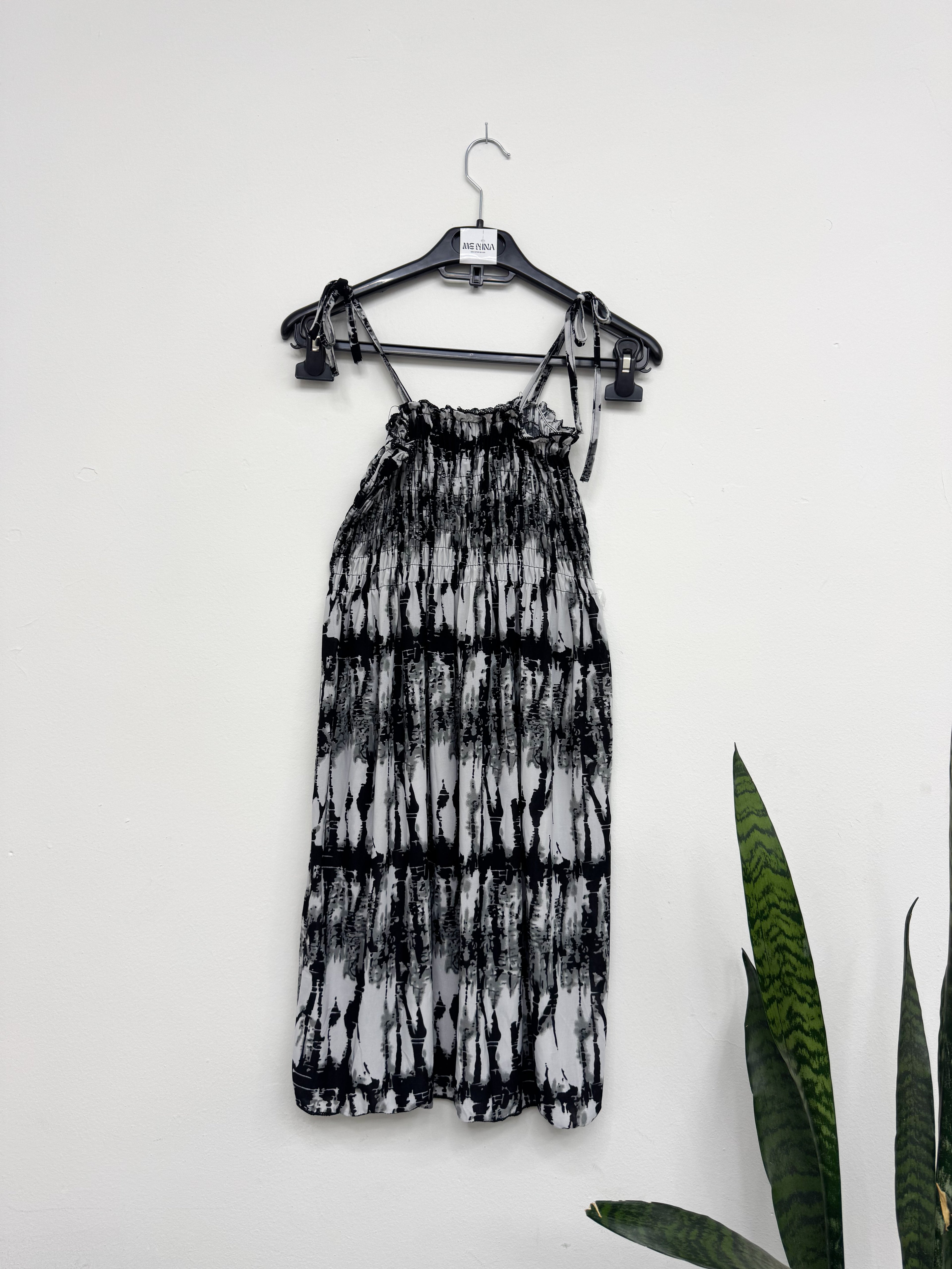 Vestido negro y blanco fresco