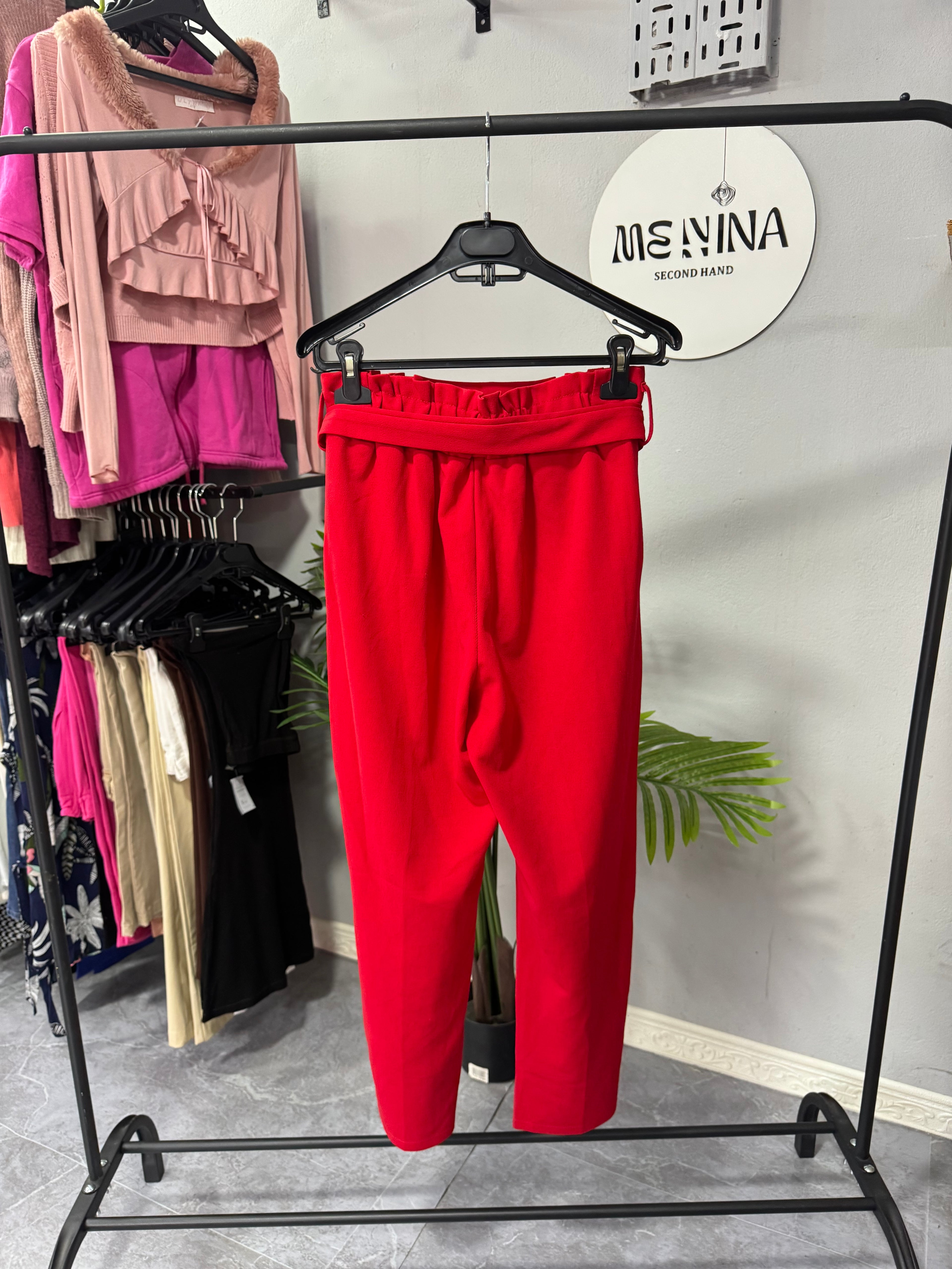 Pantalón rojo con lazo