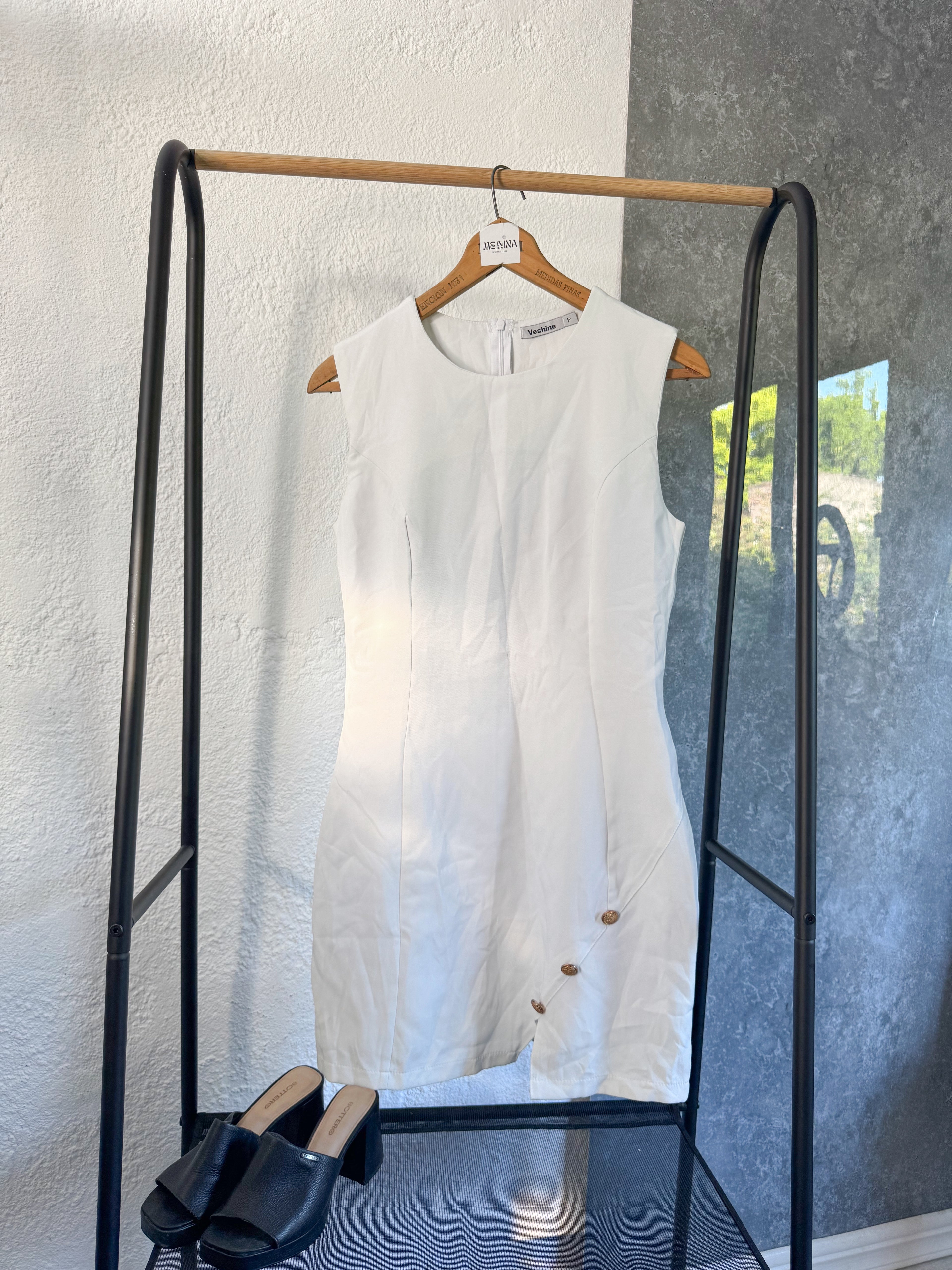 Vestido blanco con botones dorados