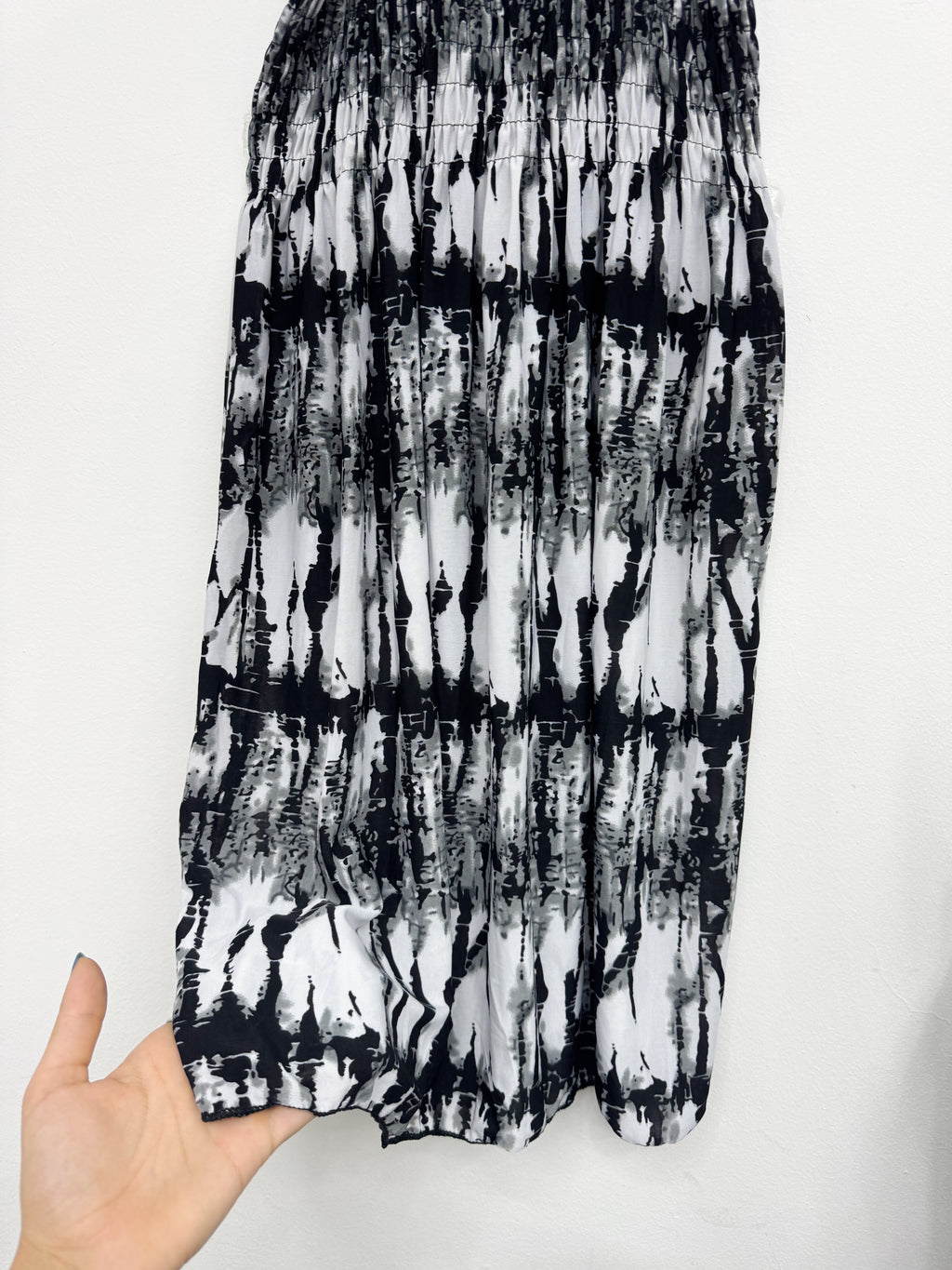 Vestido negro y blanco fresco