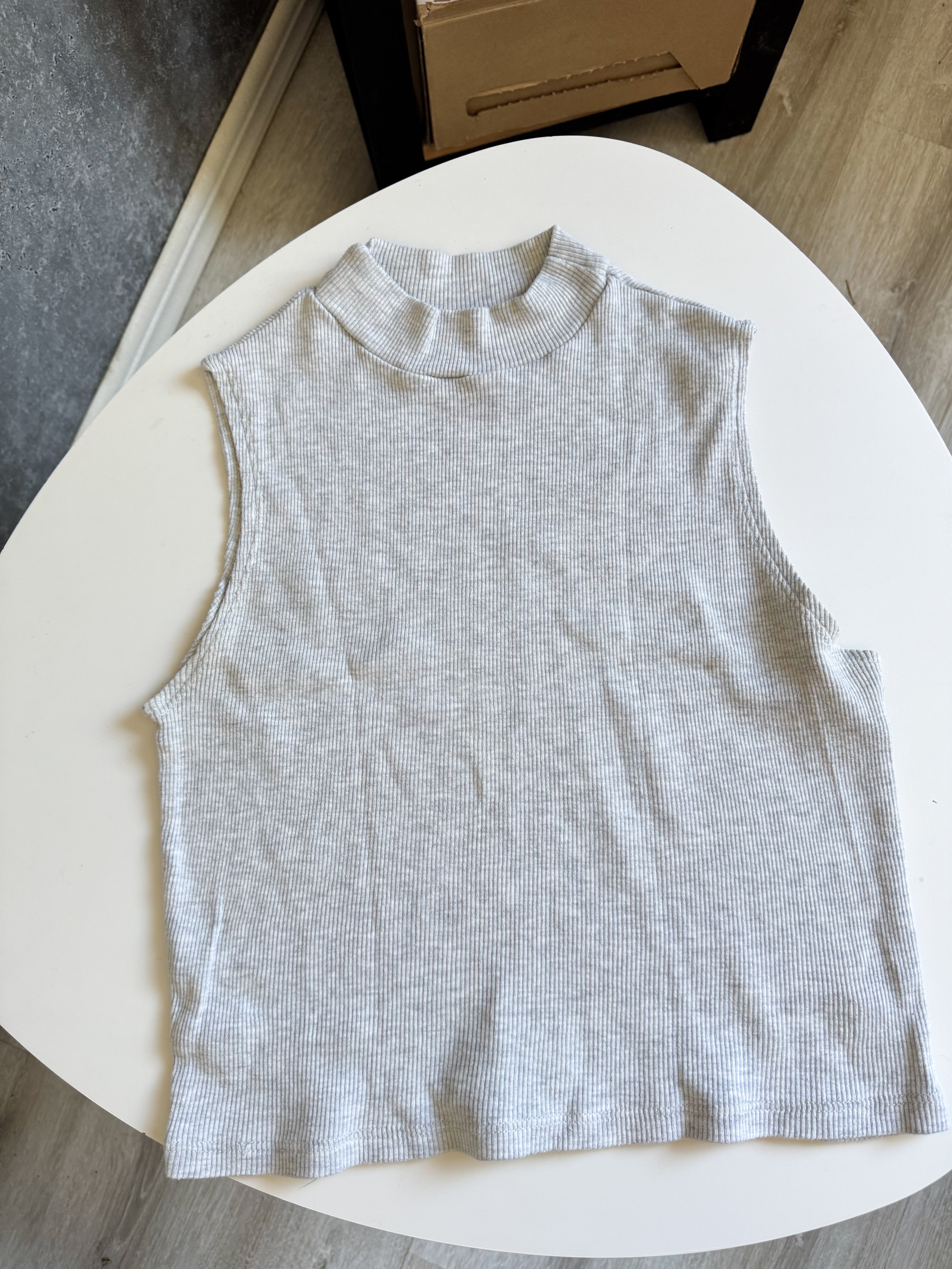 Top musculosa gris