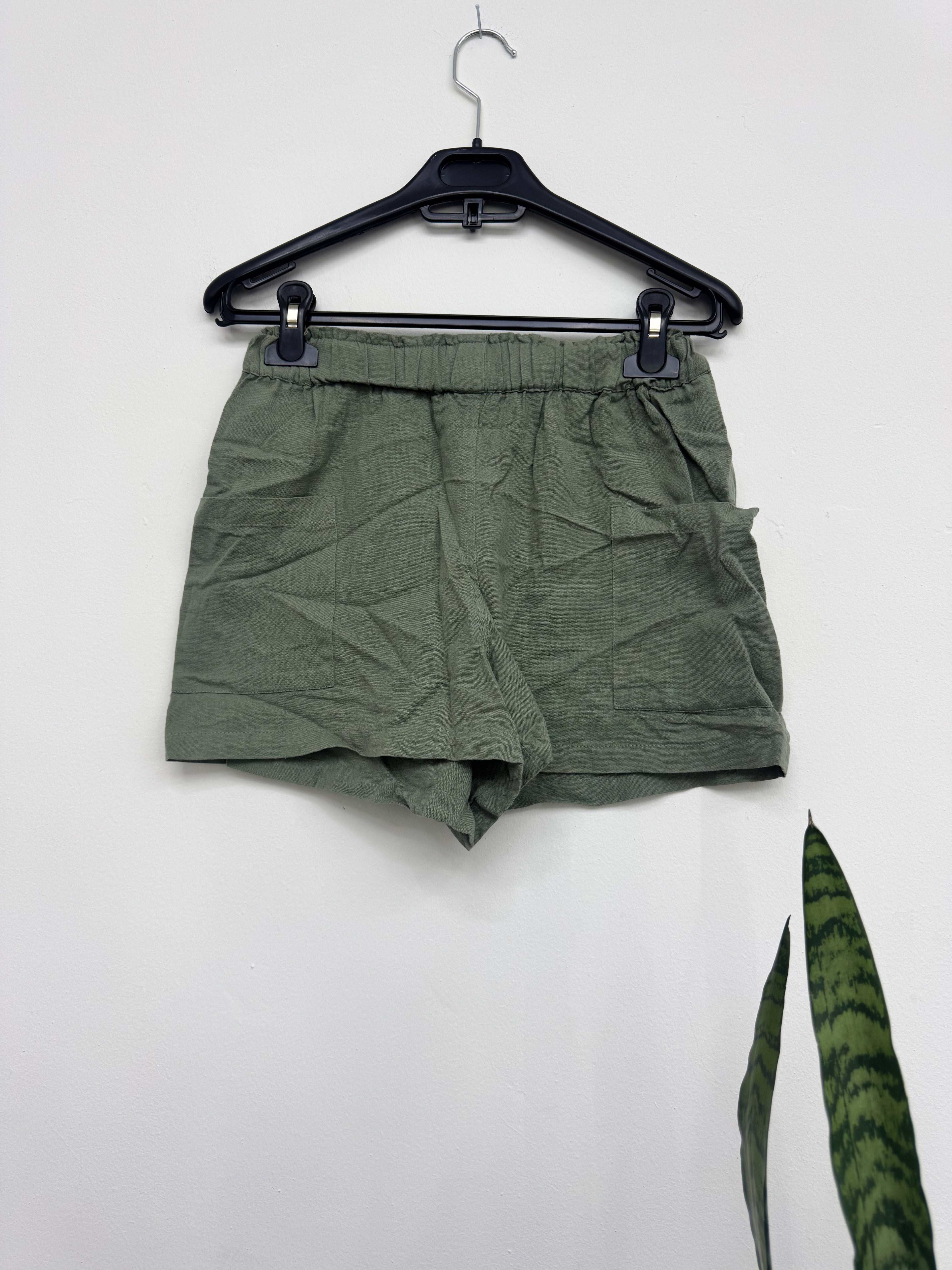 Short de lino verde con bolsillos