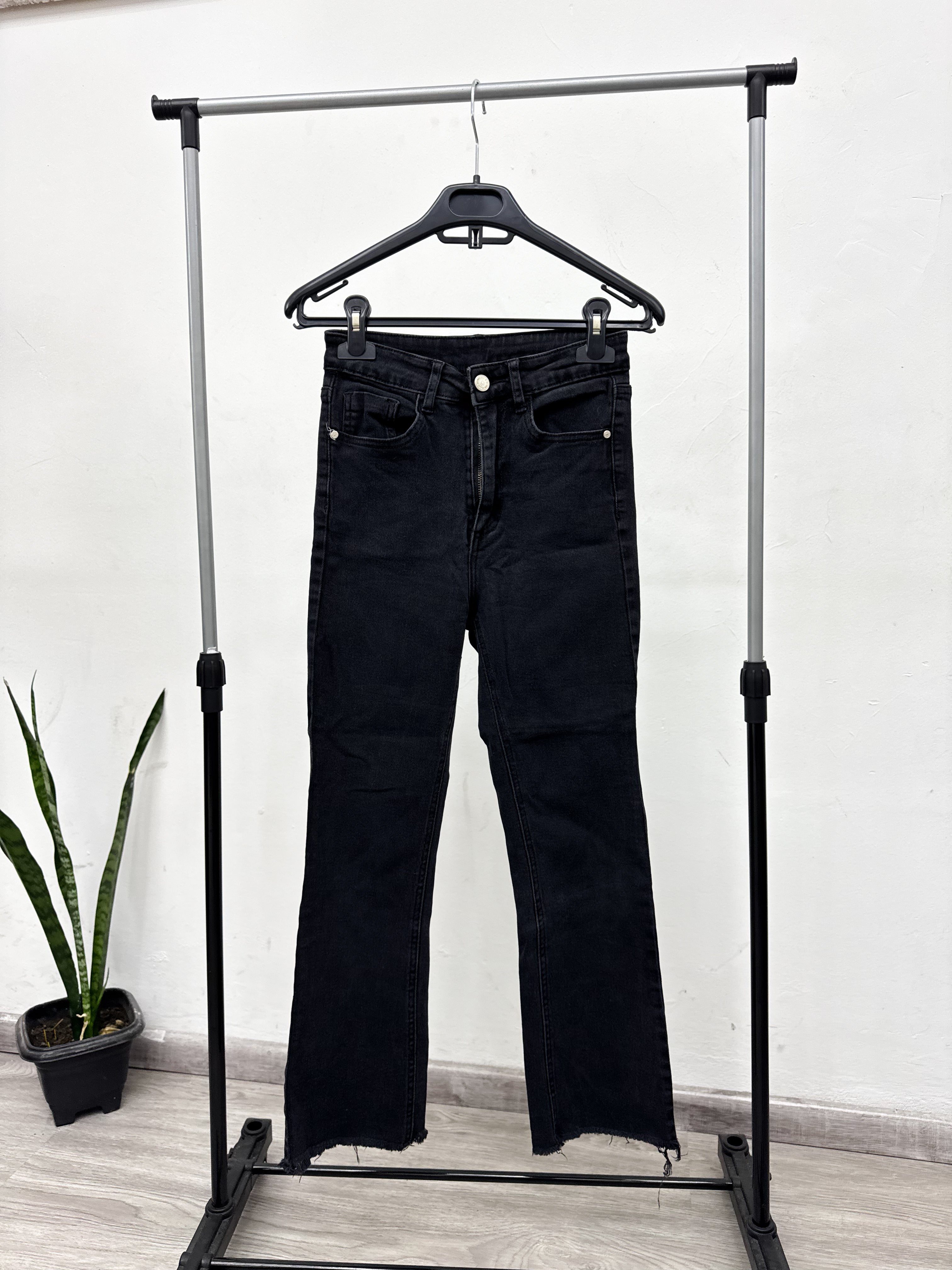 Jean negro ancho *con detalle