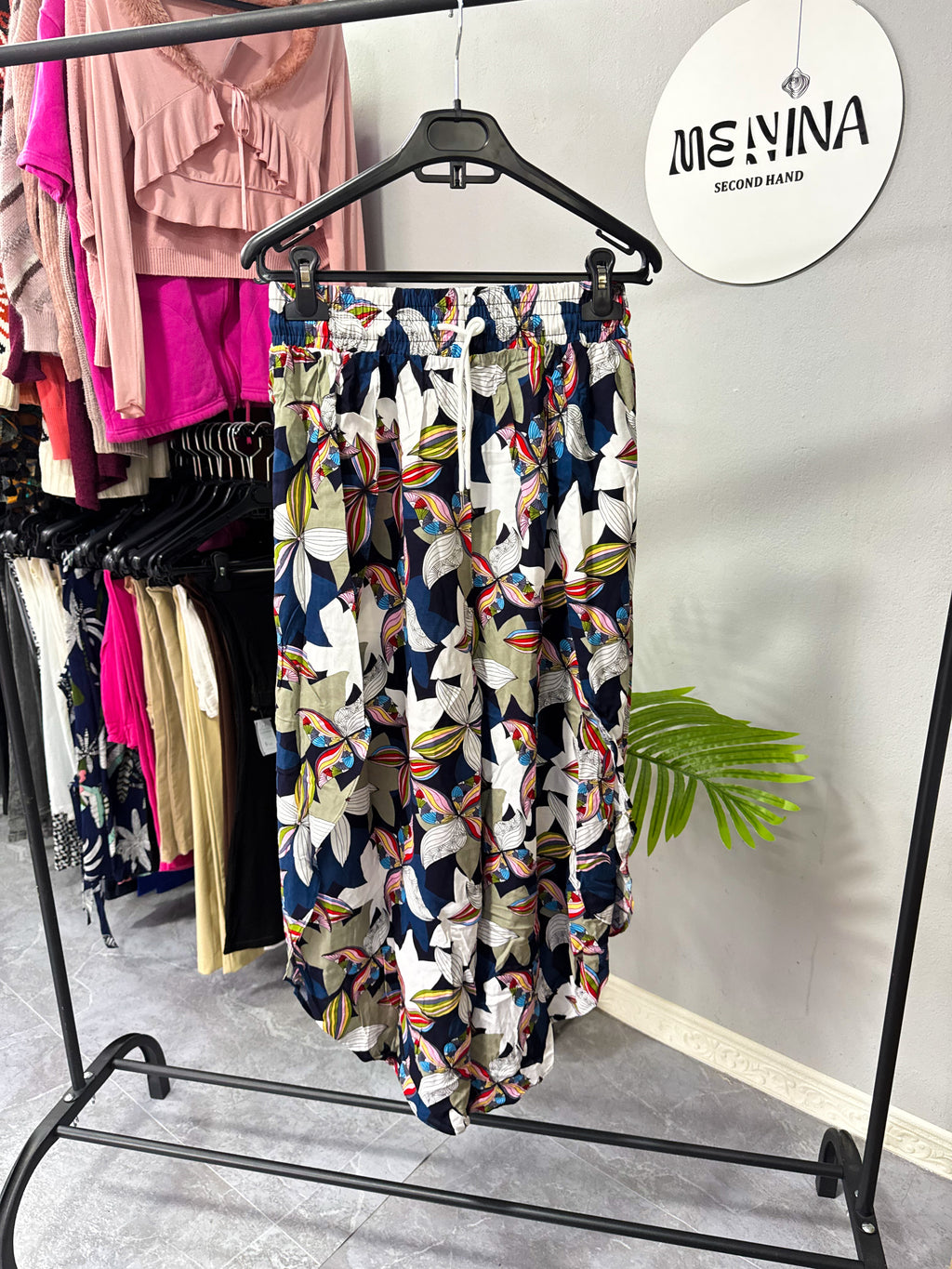 Pantalón floreado con aberturas delanteras en las piernas