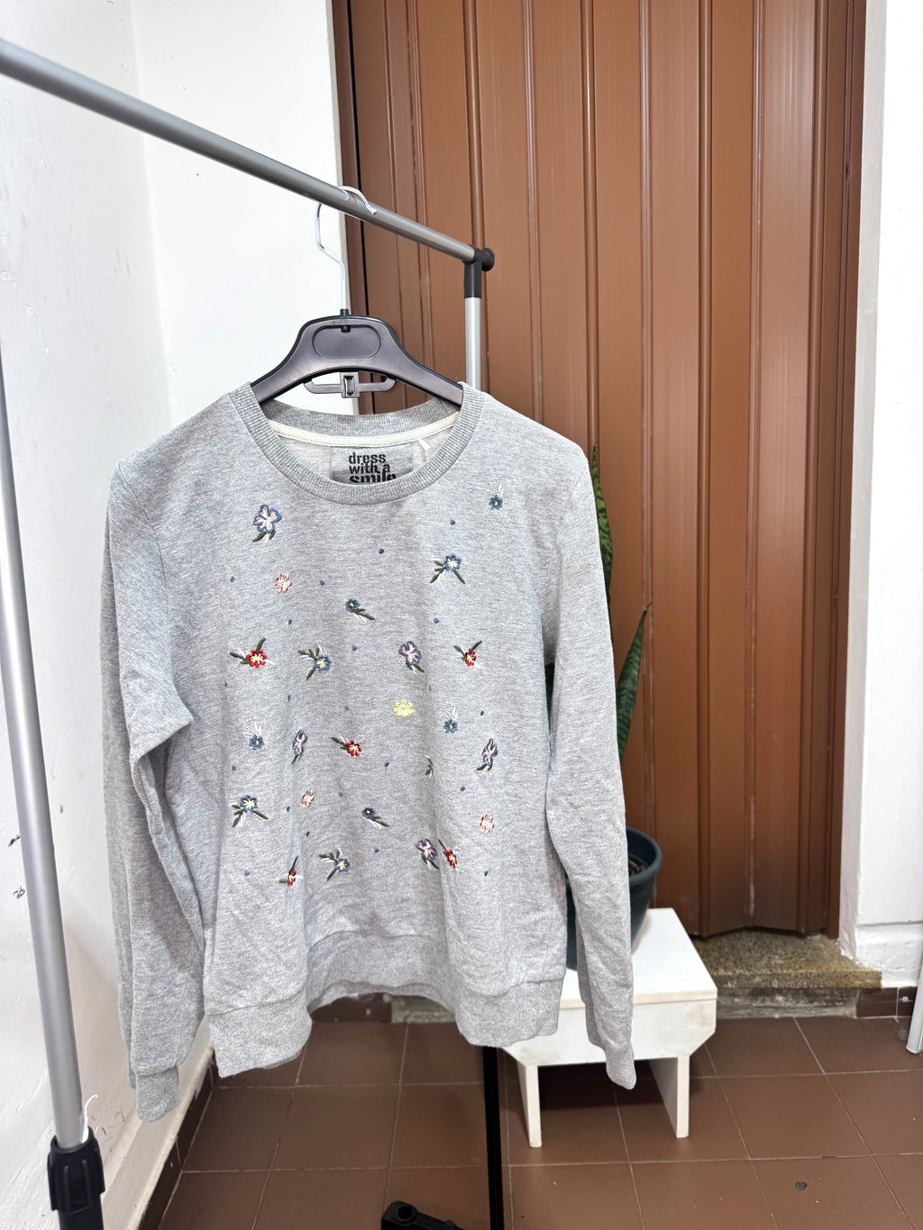 Buzo gris con flores