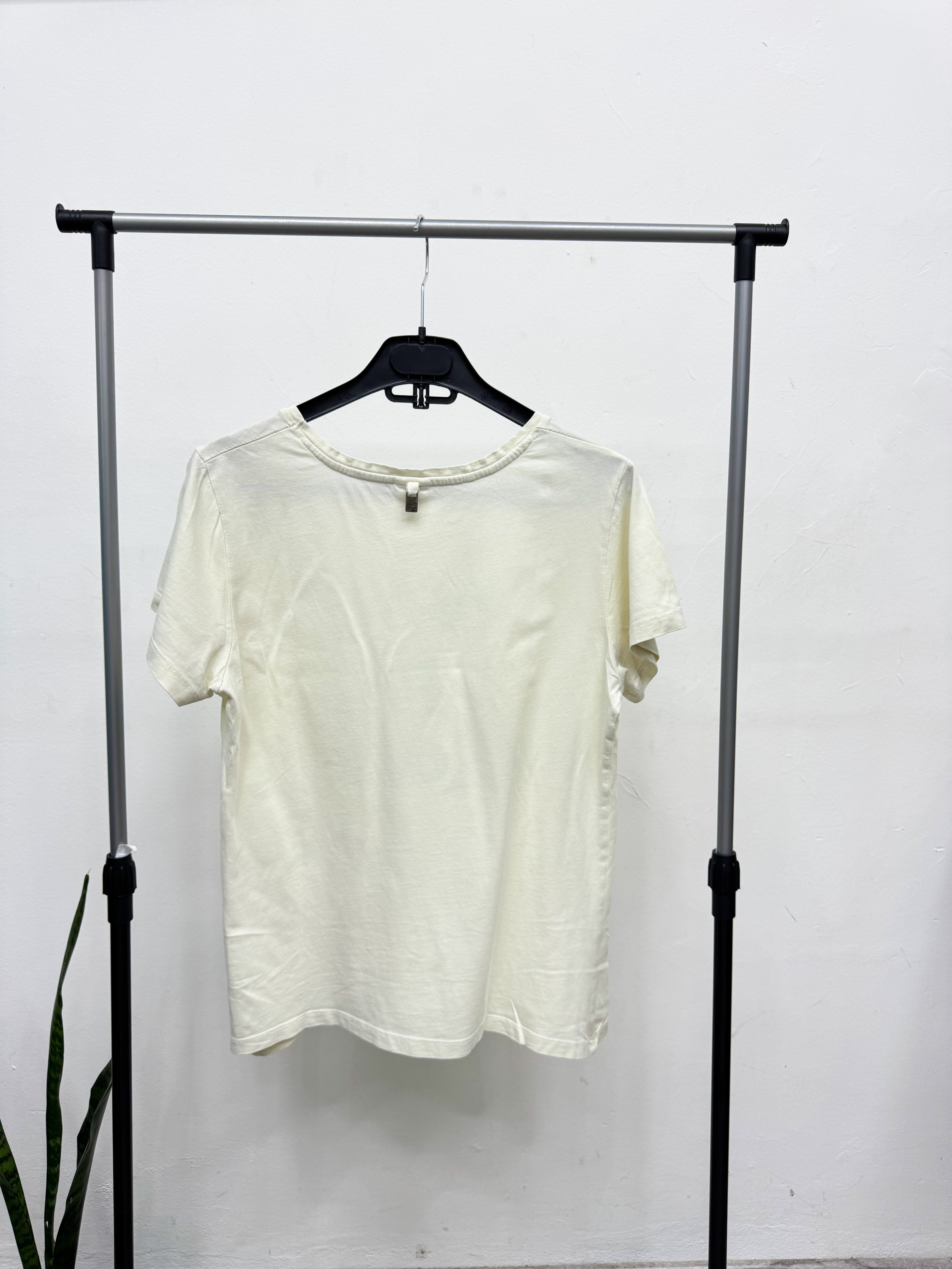 Remera con letras verdes Daniel Cassin