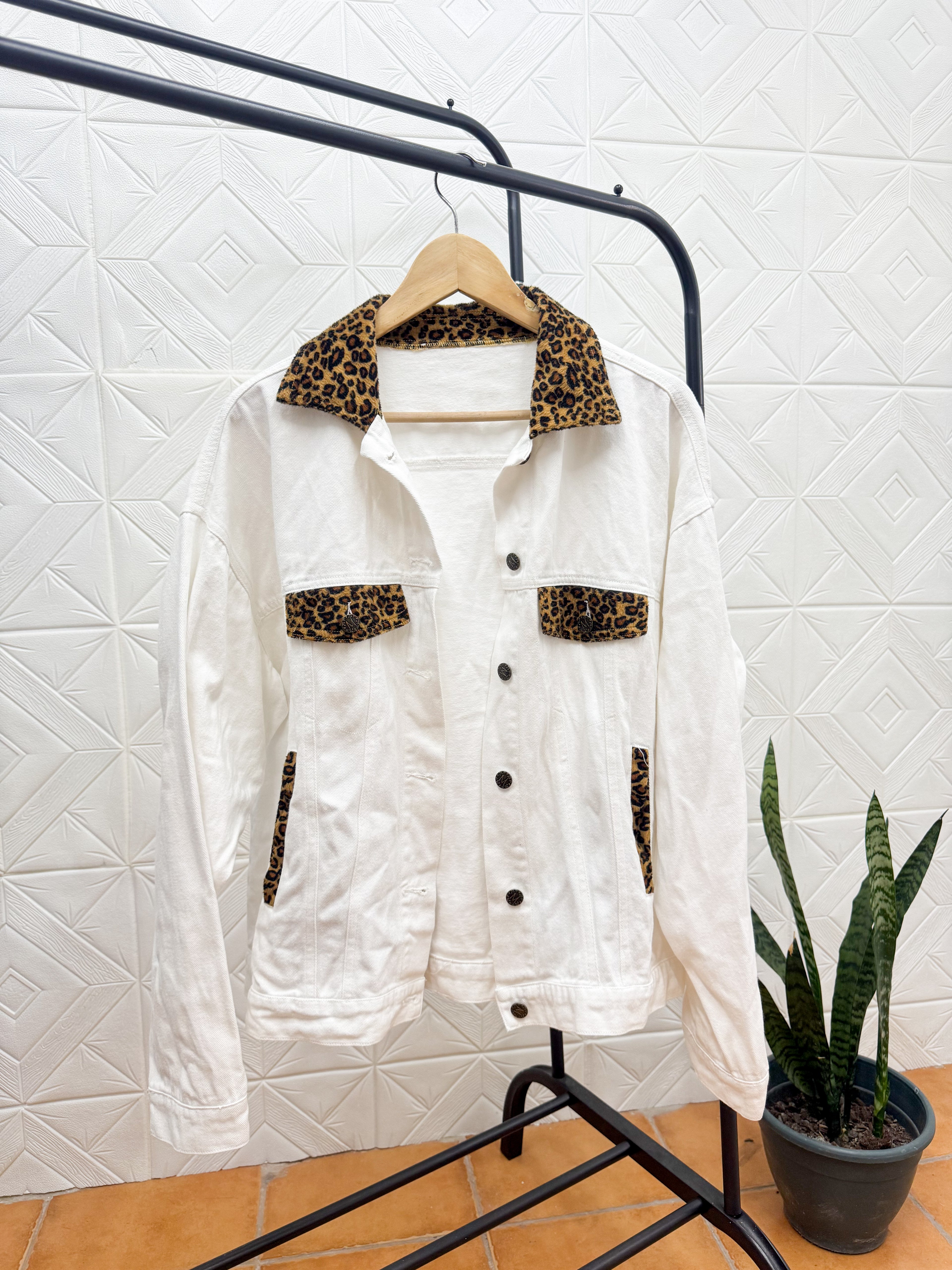 Chaqueta de Jean blanca animal print