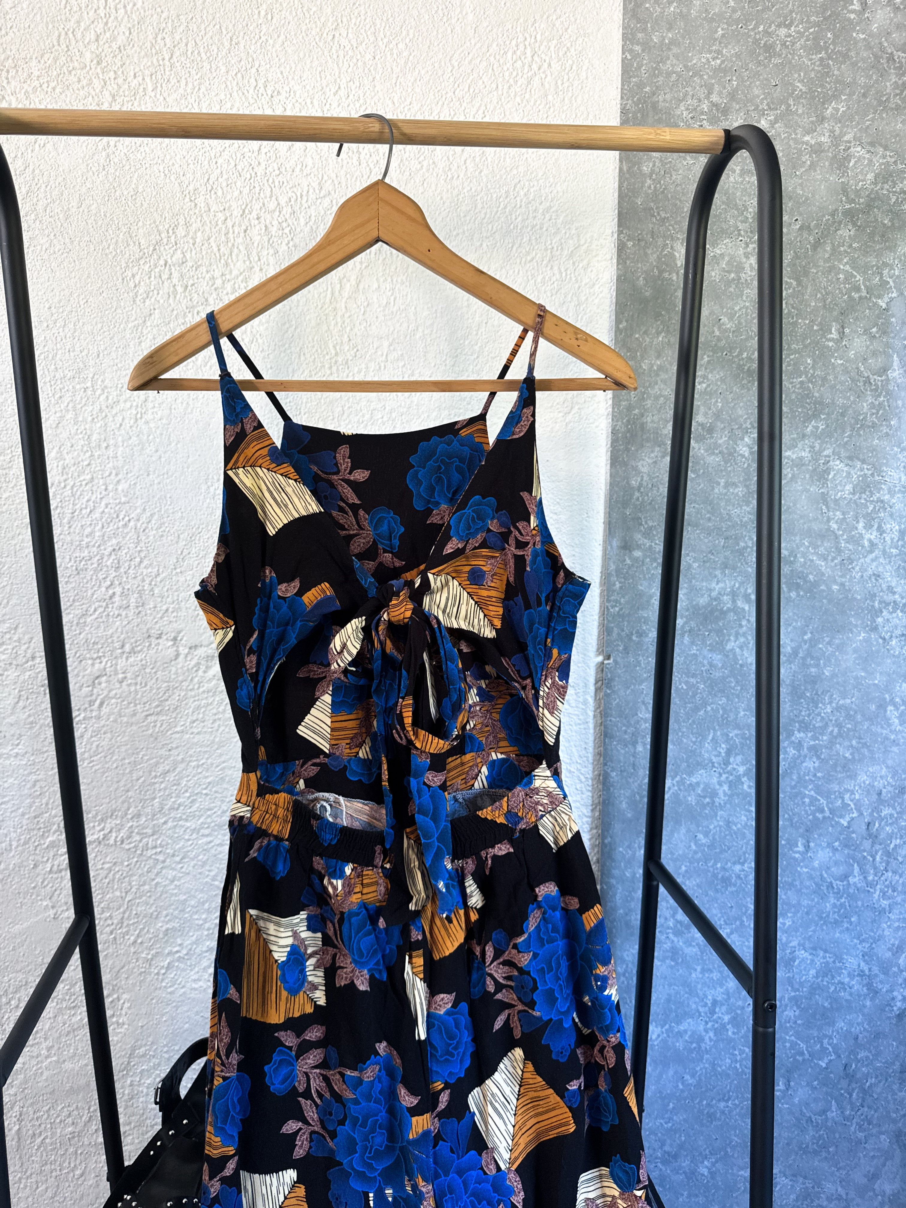 Monito largo con detalles azules, negro y naranja