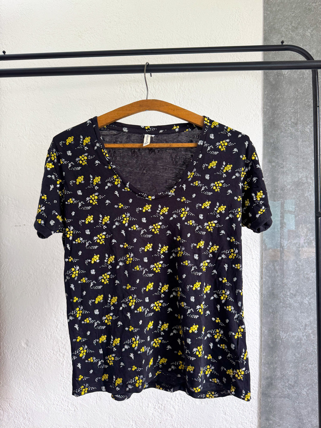 Remera INDIAN negra con flores