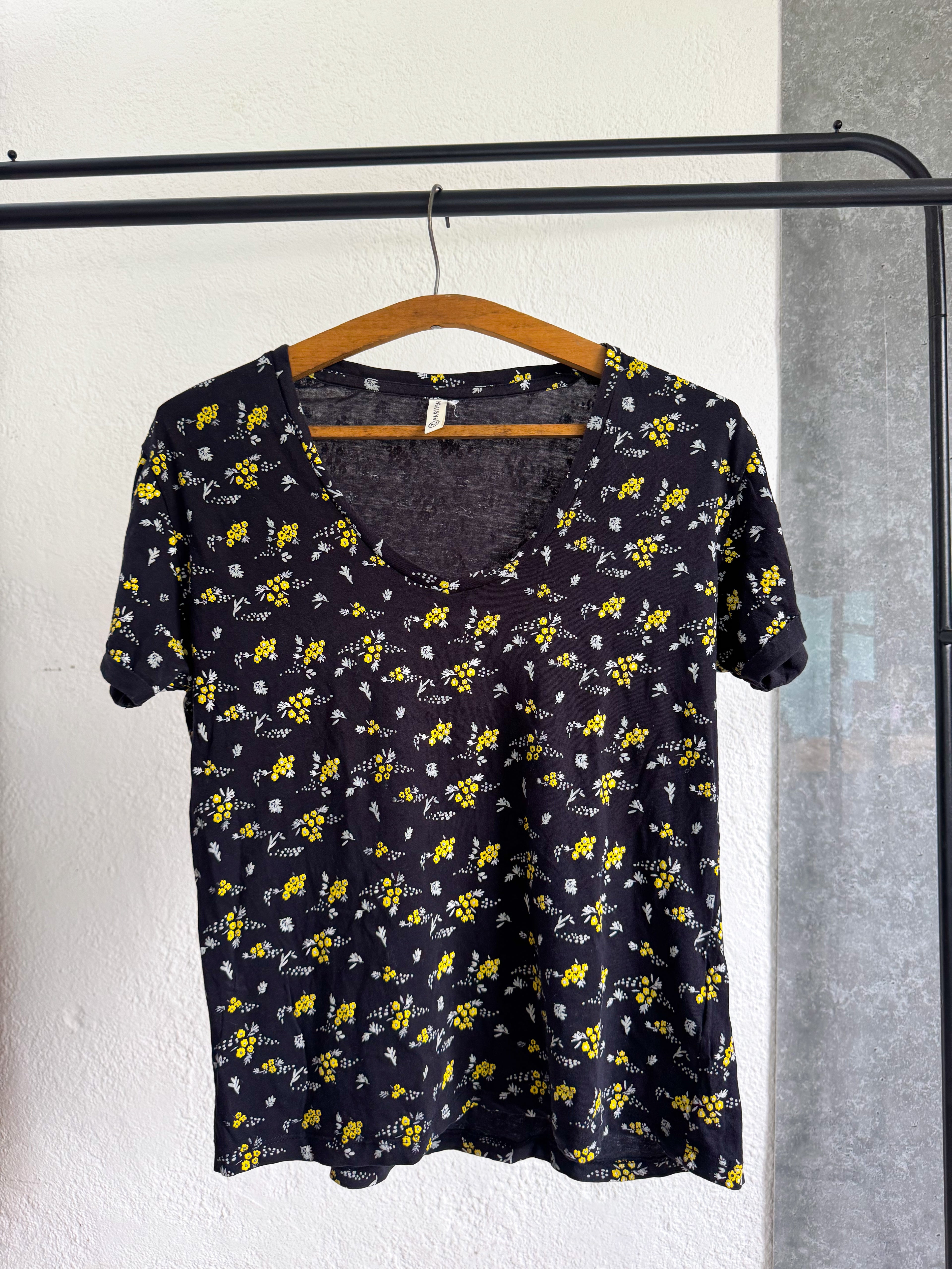 Remera INDIAN negra con flores