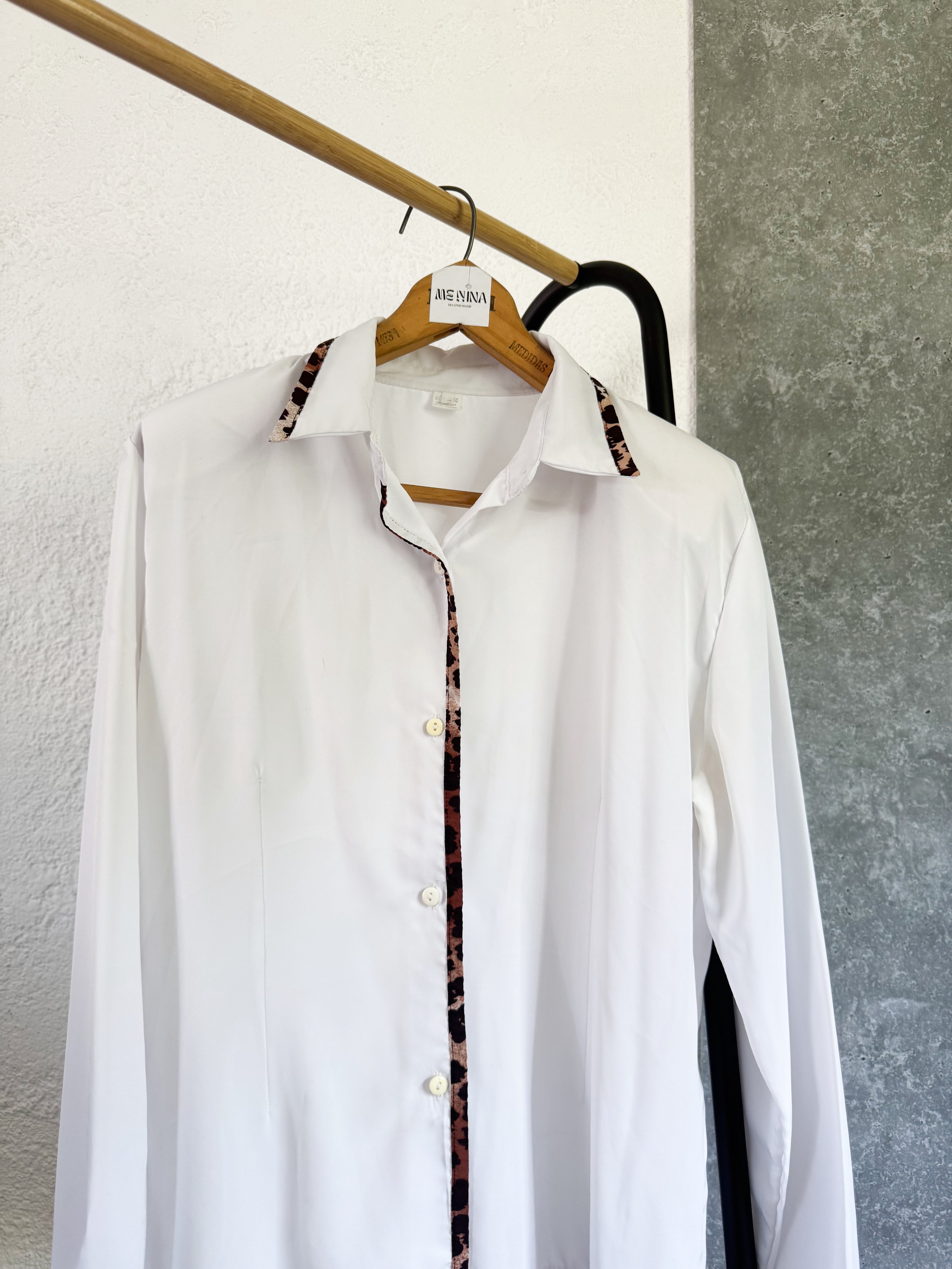 Camisa blanca con animal print