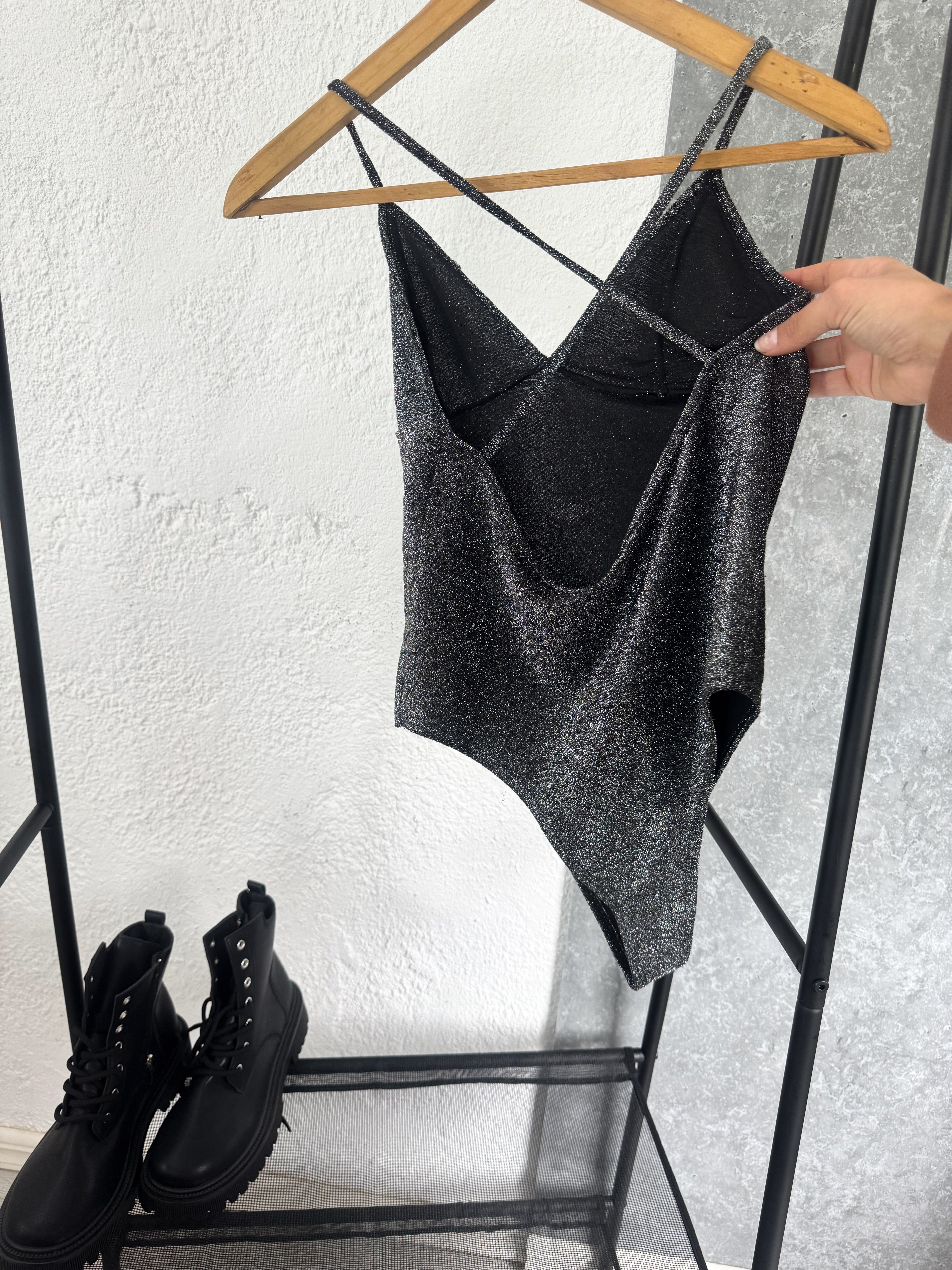 Body brilloso con espalda cruzada